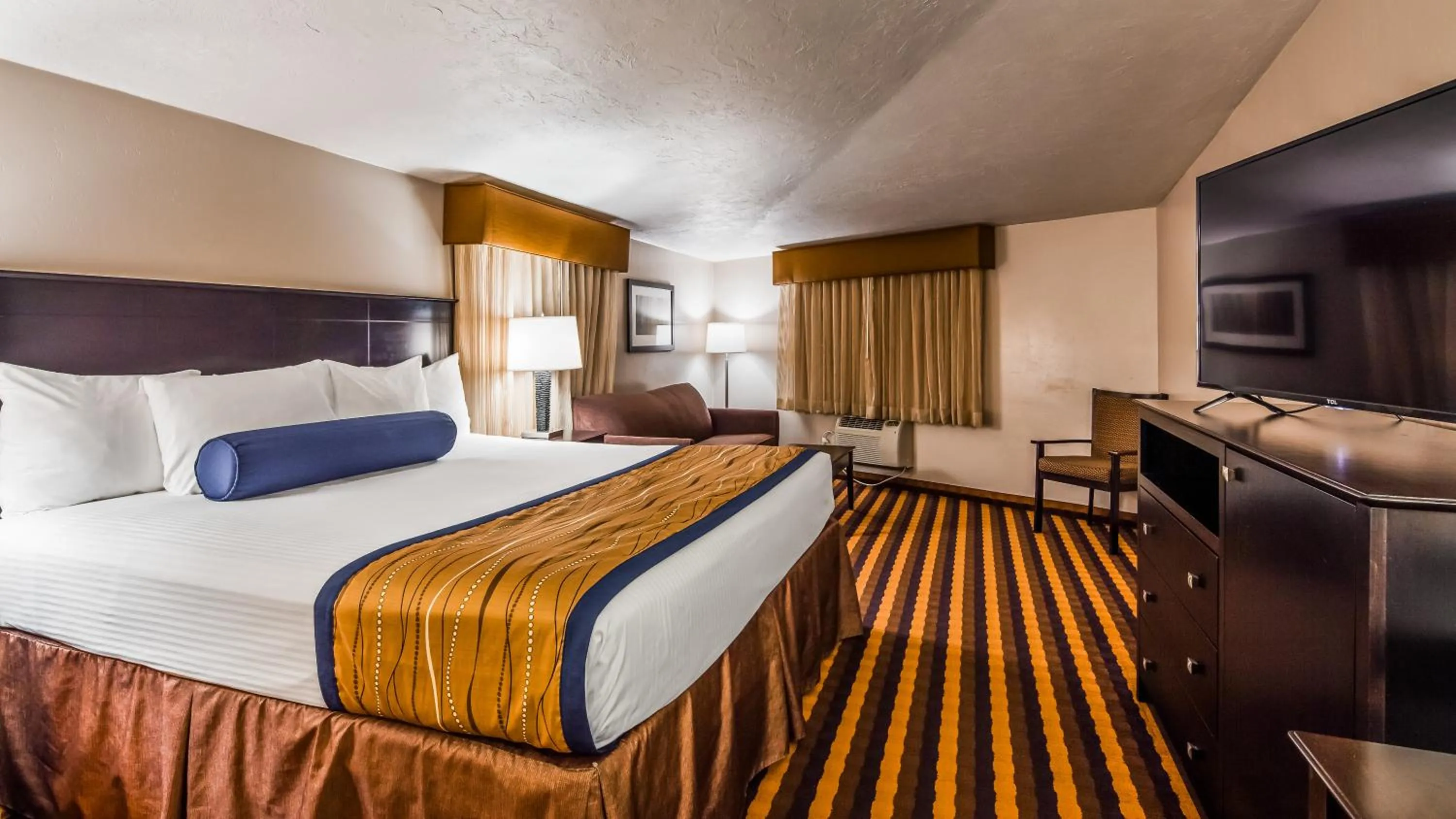 Photo of the whole room, Bed in Best Western New Oregon Motel