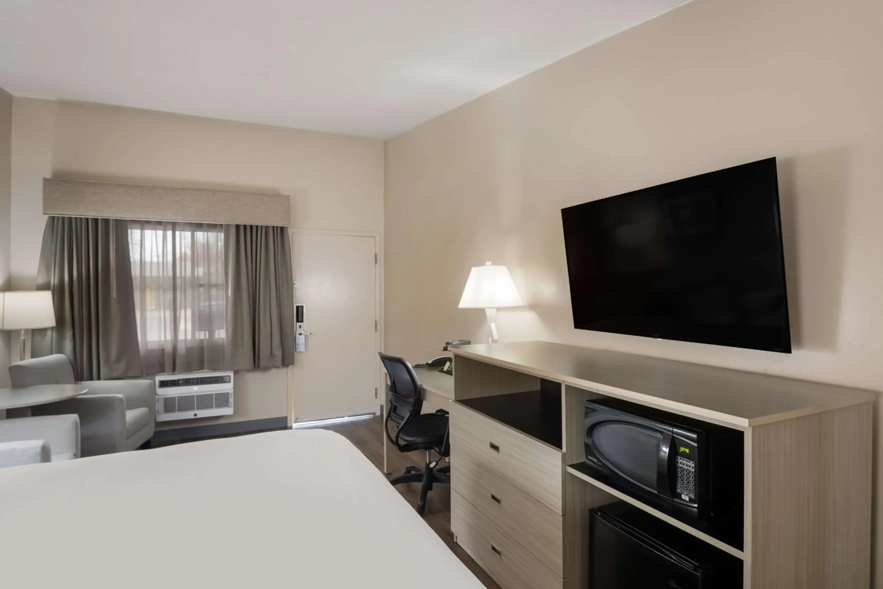 Bedroom, Bed in Best Western New Oregon Motel