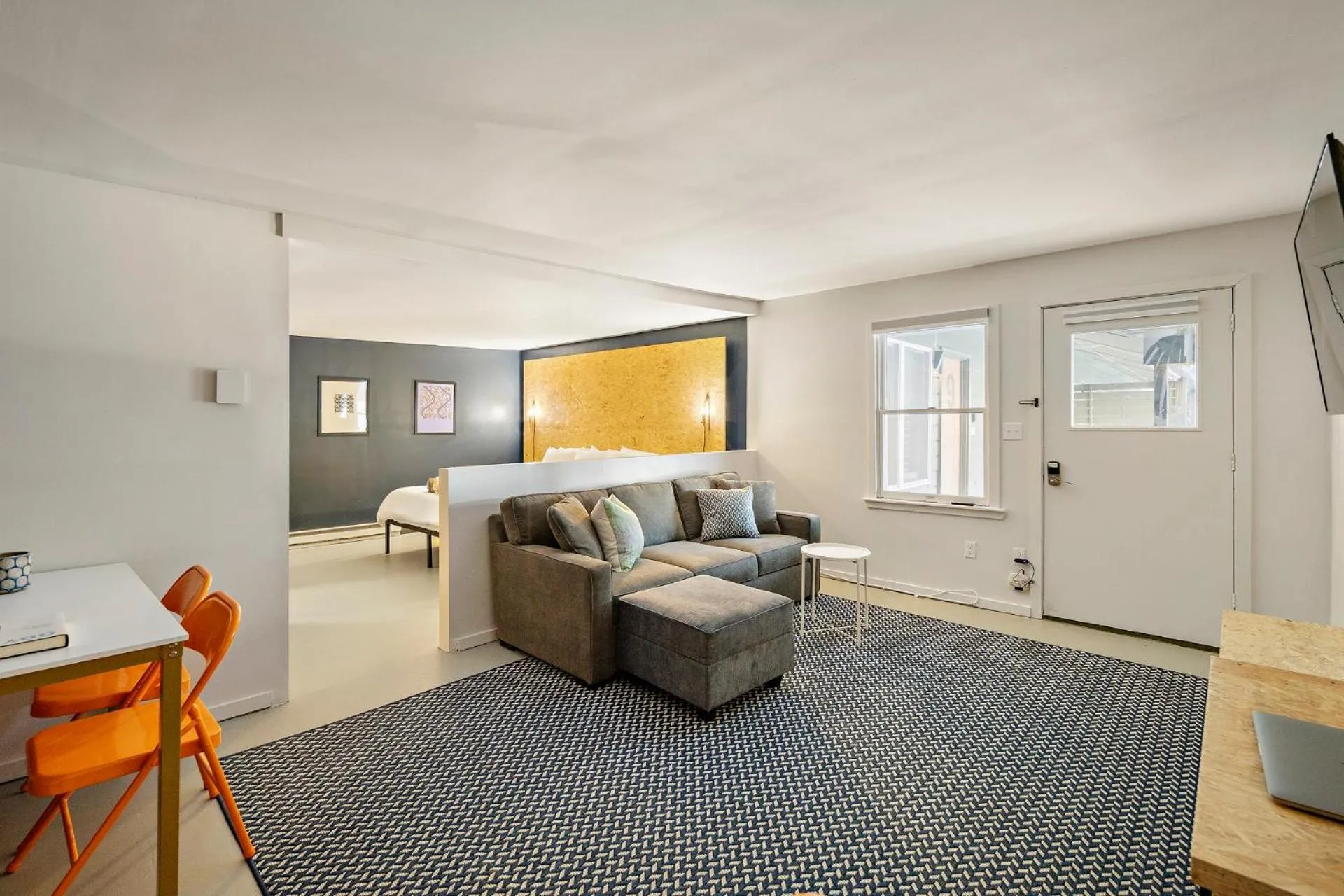 Library, Bed in The Brooks Motel
