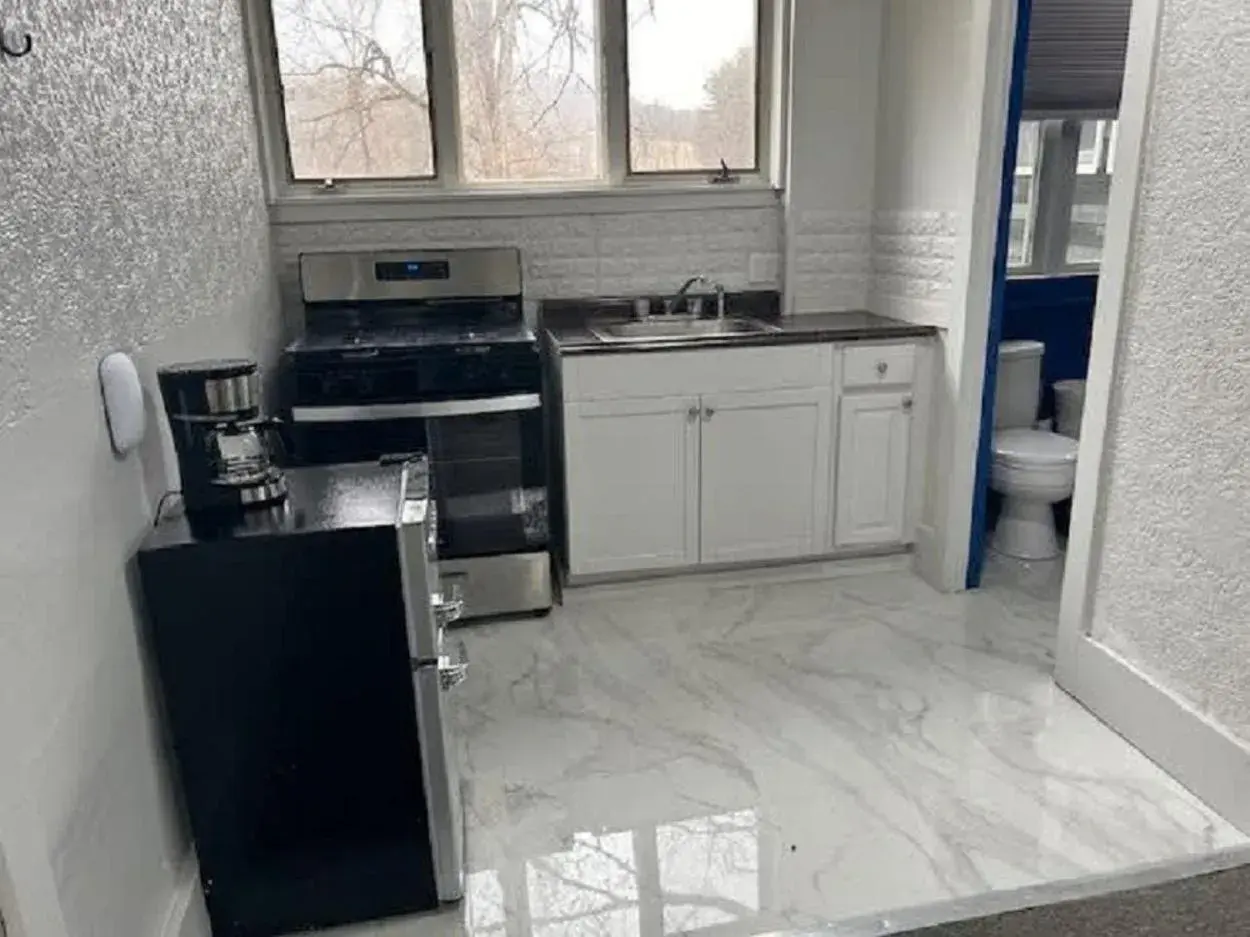 Deluxe Queen Studio in The Brooks Motel Deluxe Queen Studio in The Brooks Motel