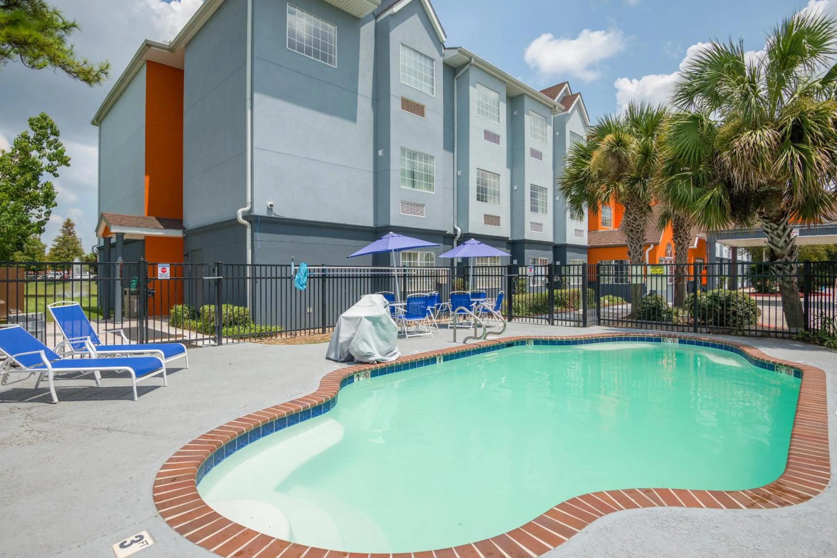 Swimming pool in Trident Inn & Suites, Baton Rouge