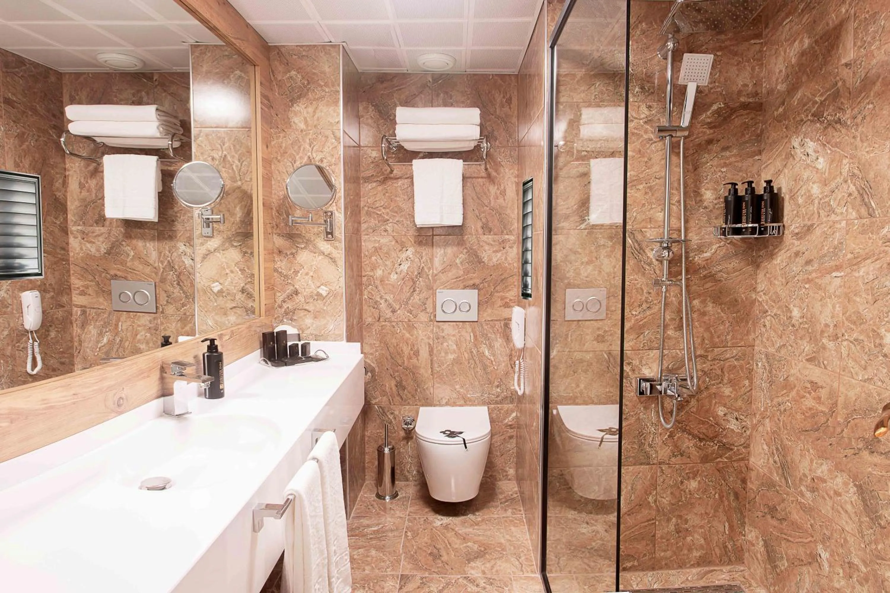 Shower in Shelter Inn Hotel & Spa