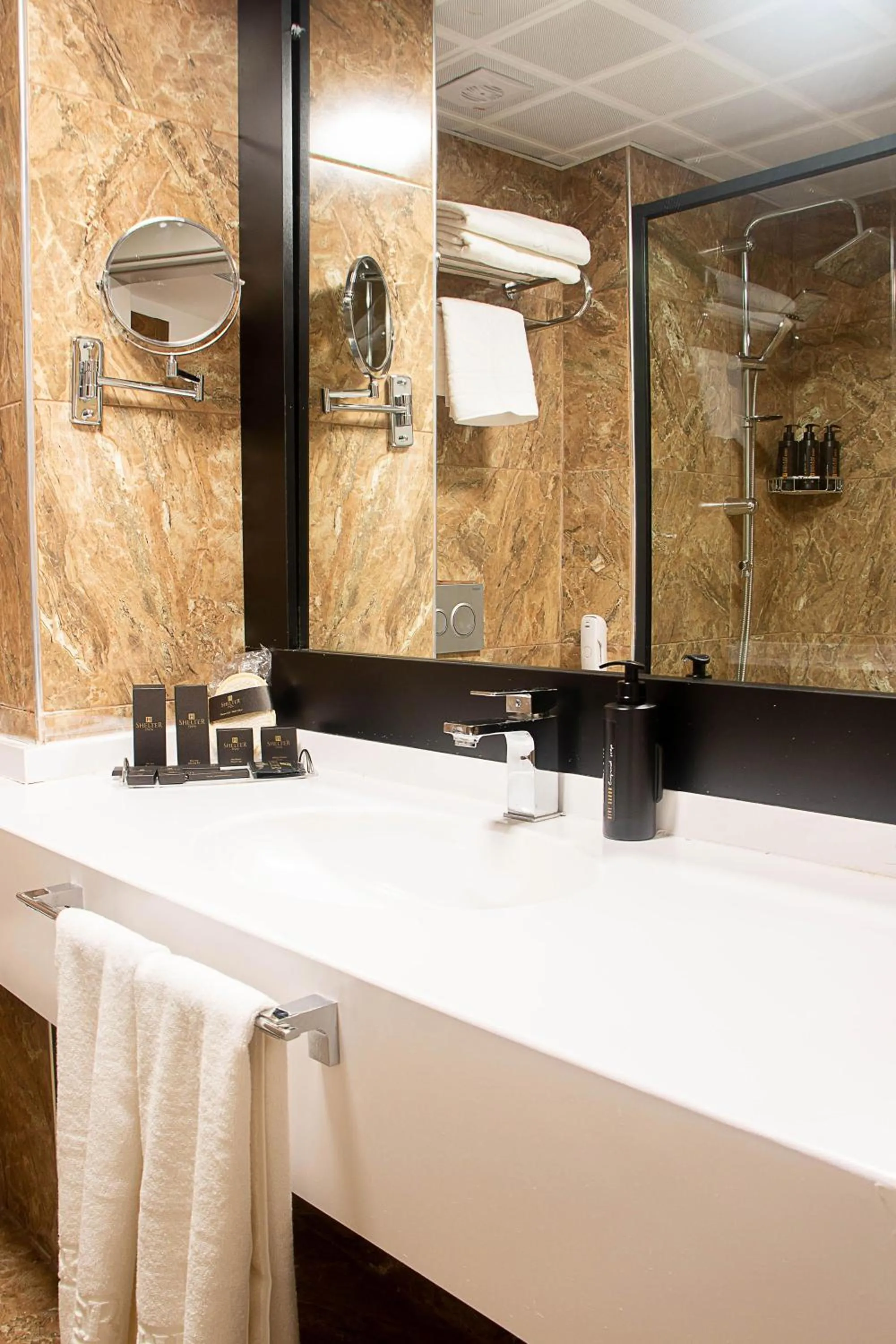 Shower in Shelter Inn Hotel & Spa