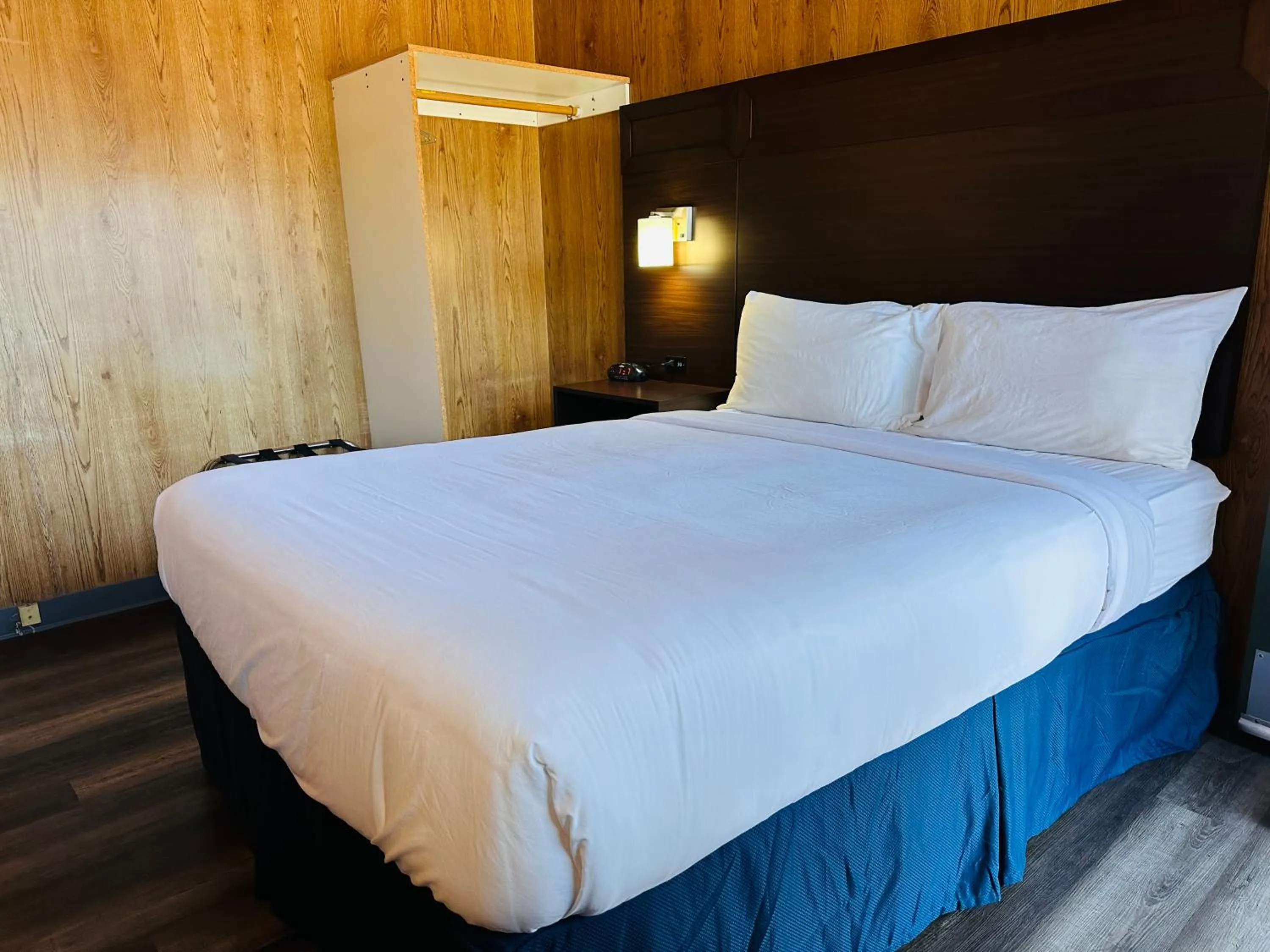 Bedroom, Bed in Anchor Inn Motel by Loyalty