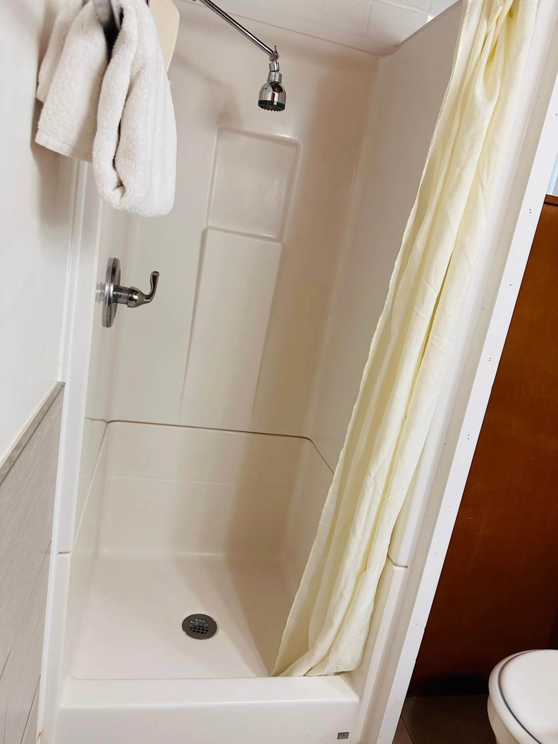 Shower in Anchor Inn Motel by Loyalty
