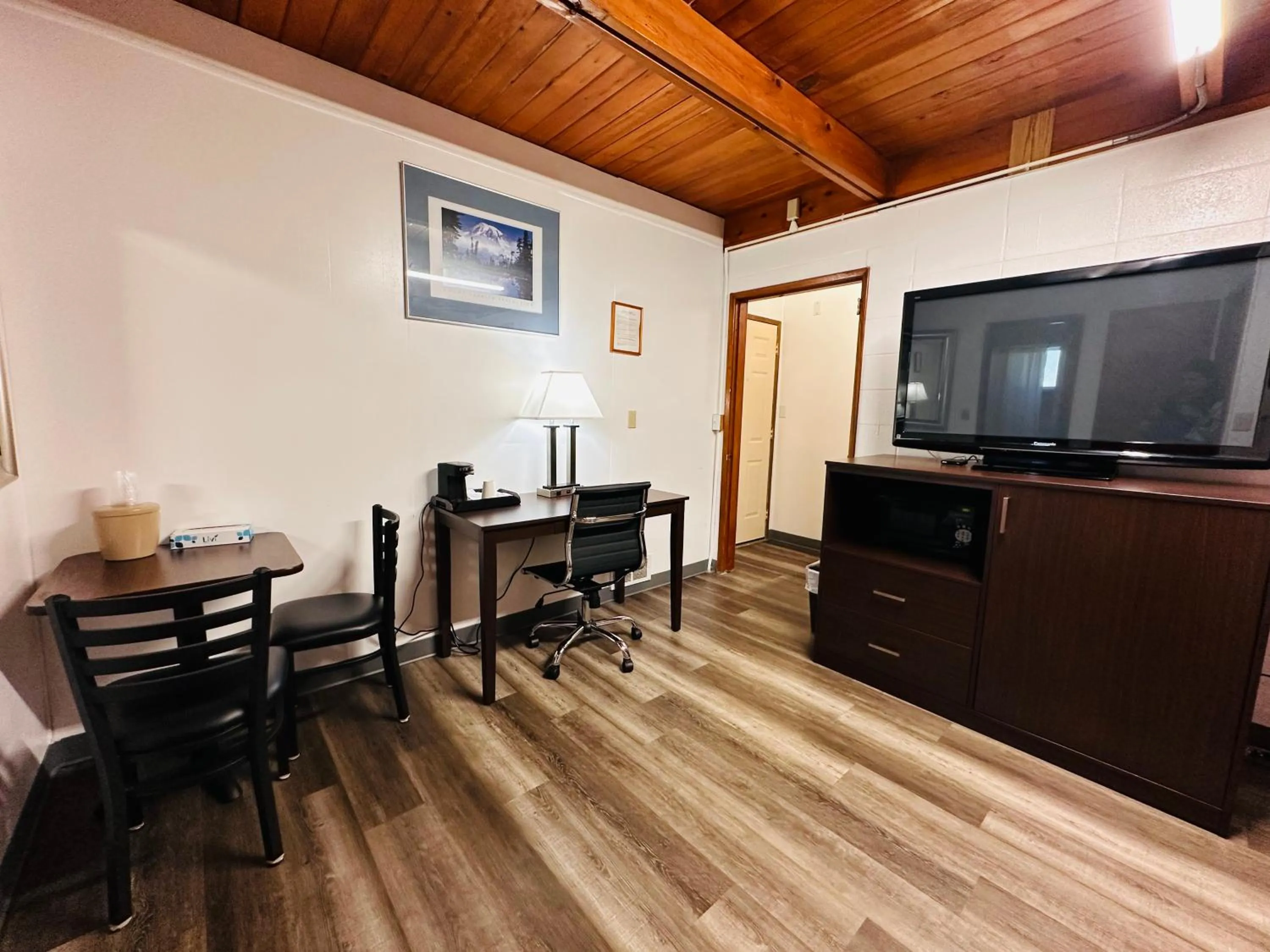 Dining area in Anchor Inn Motel by Loyalty