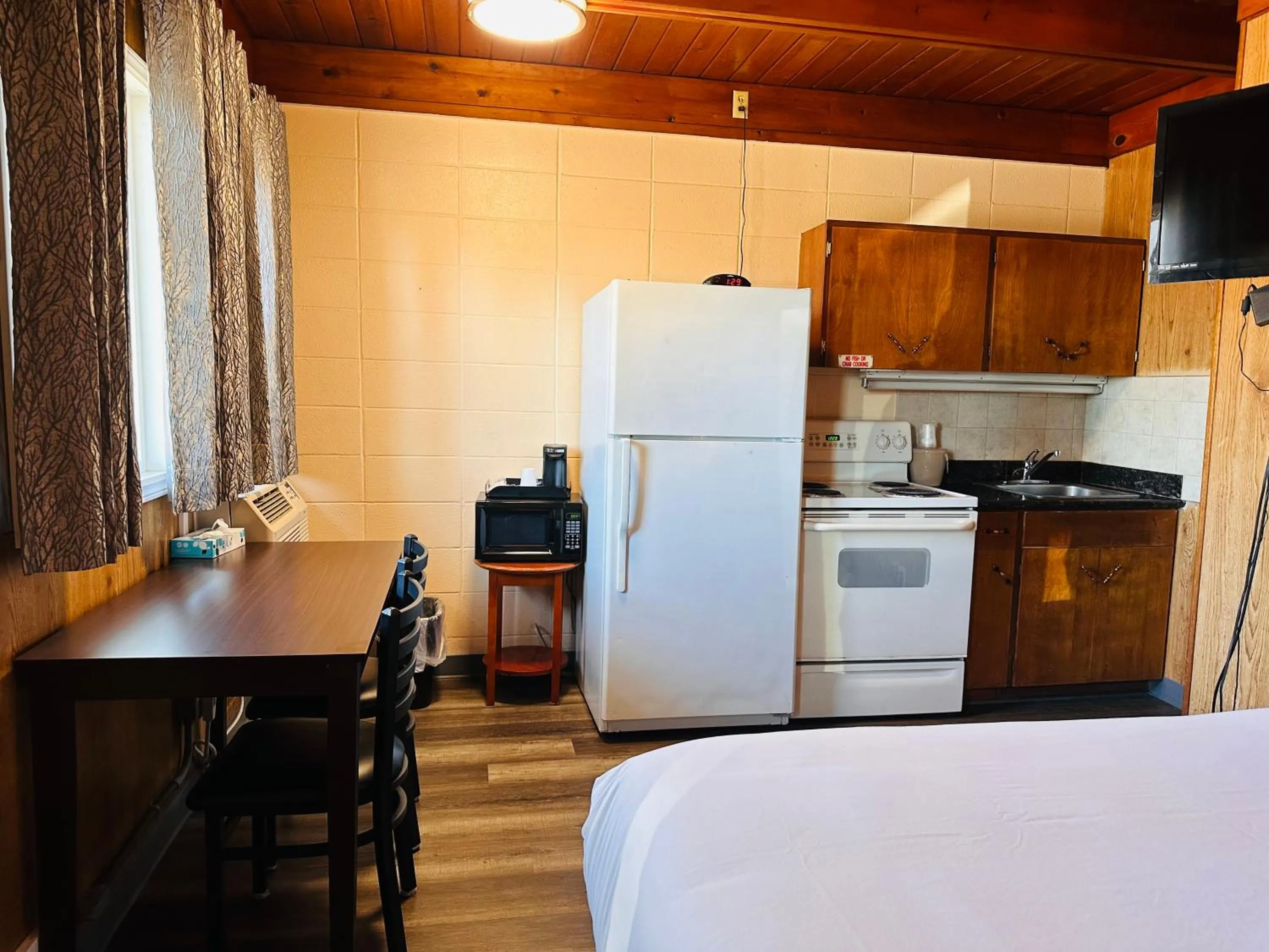 Kitchen or kitchenette, Bed in Anchor Inn Motel by Loyalty