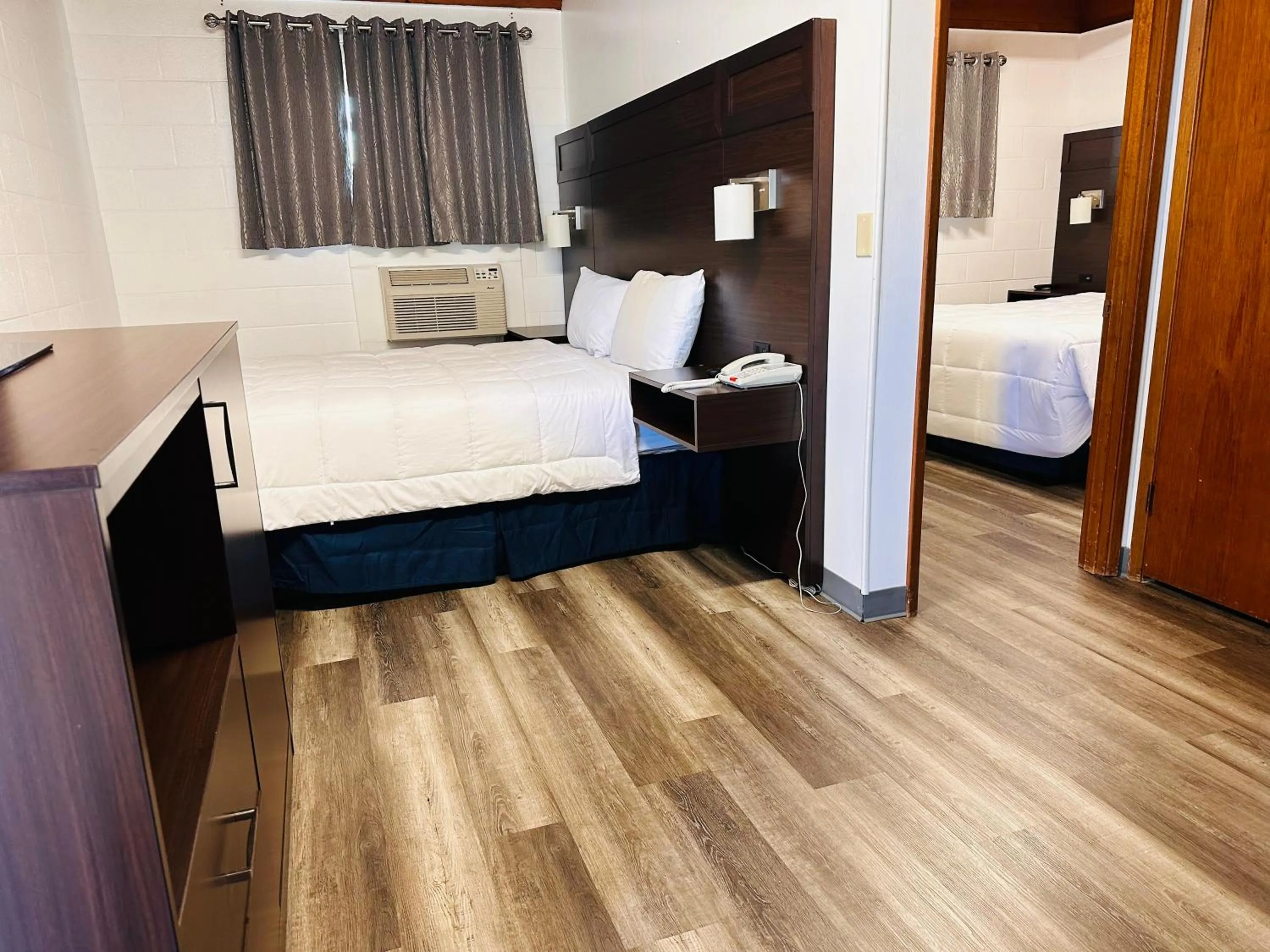 Bed in Anchor Inn Motel by Loyalty