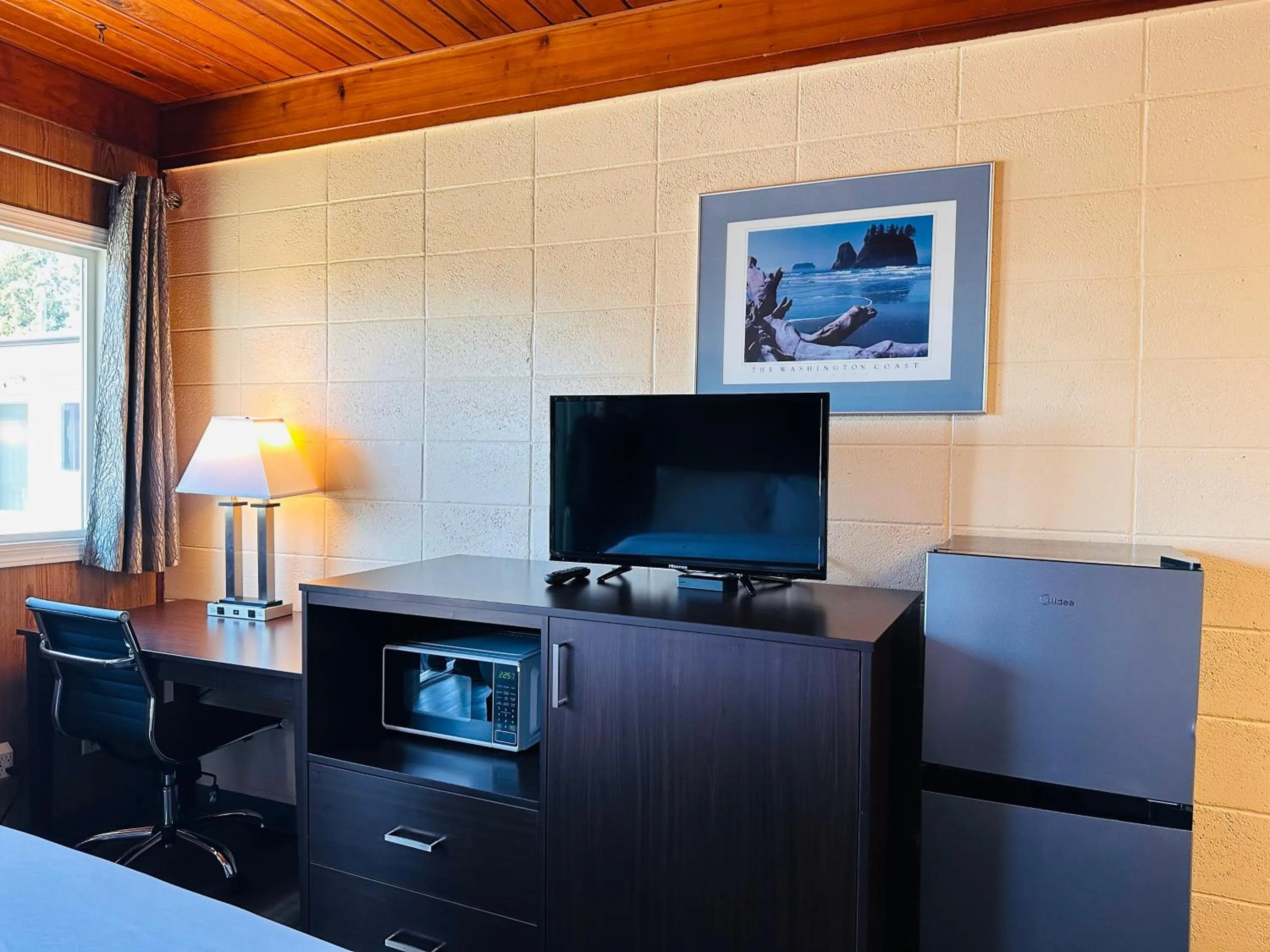 stove in Anchor Inn Motel by Loyalty