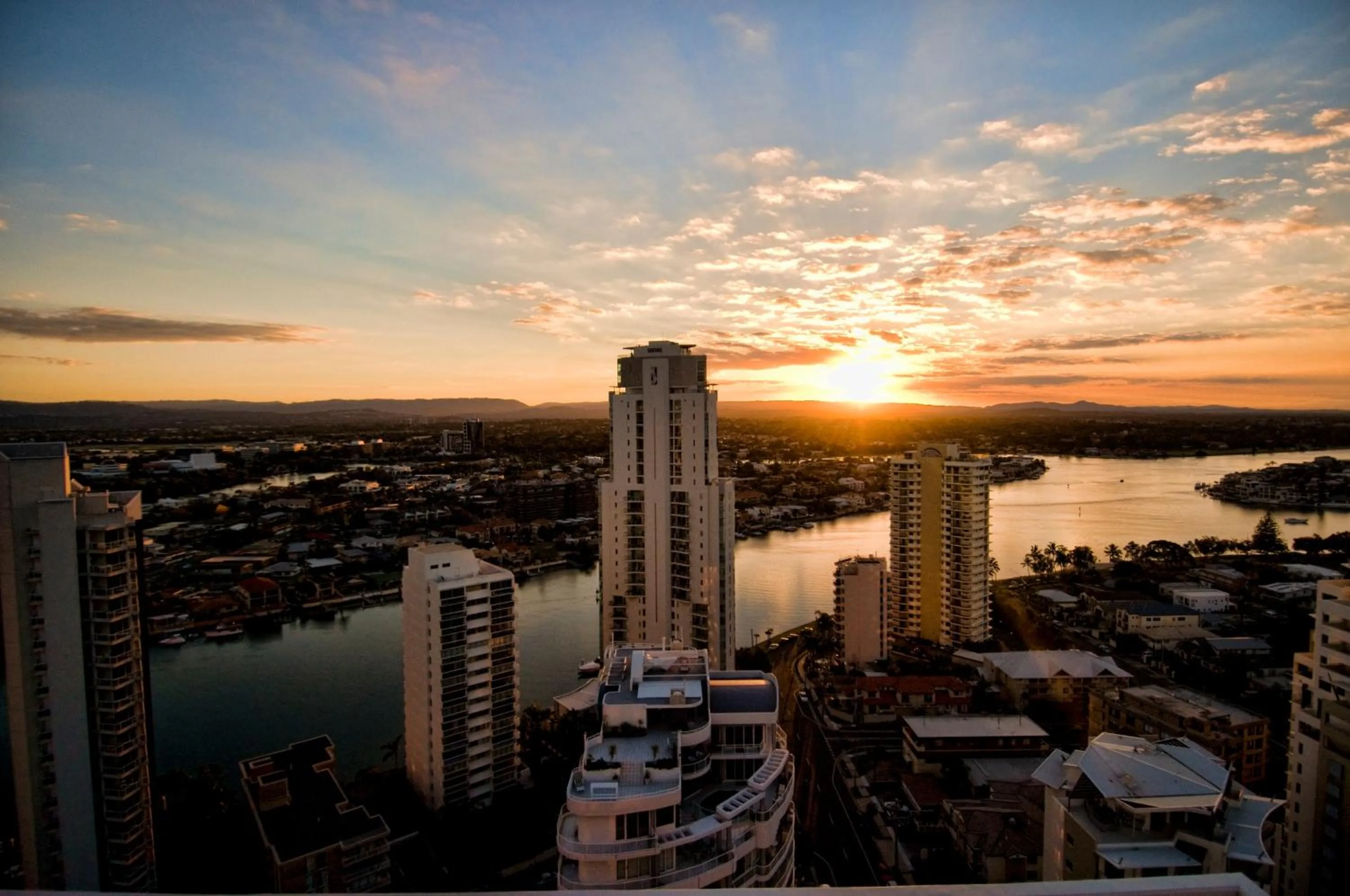 Area and facilities in Solaire Apartments