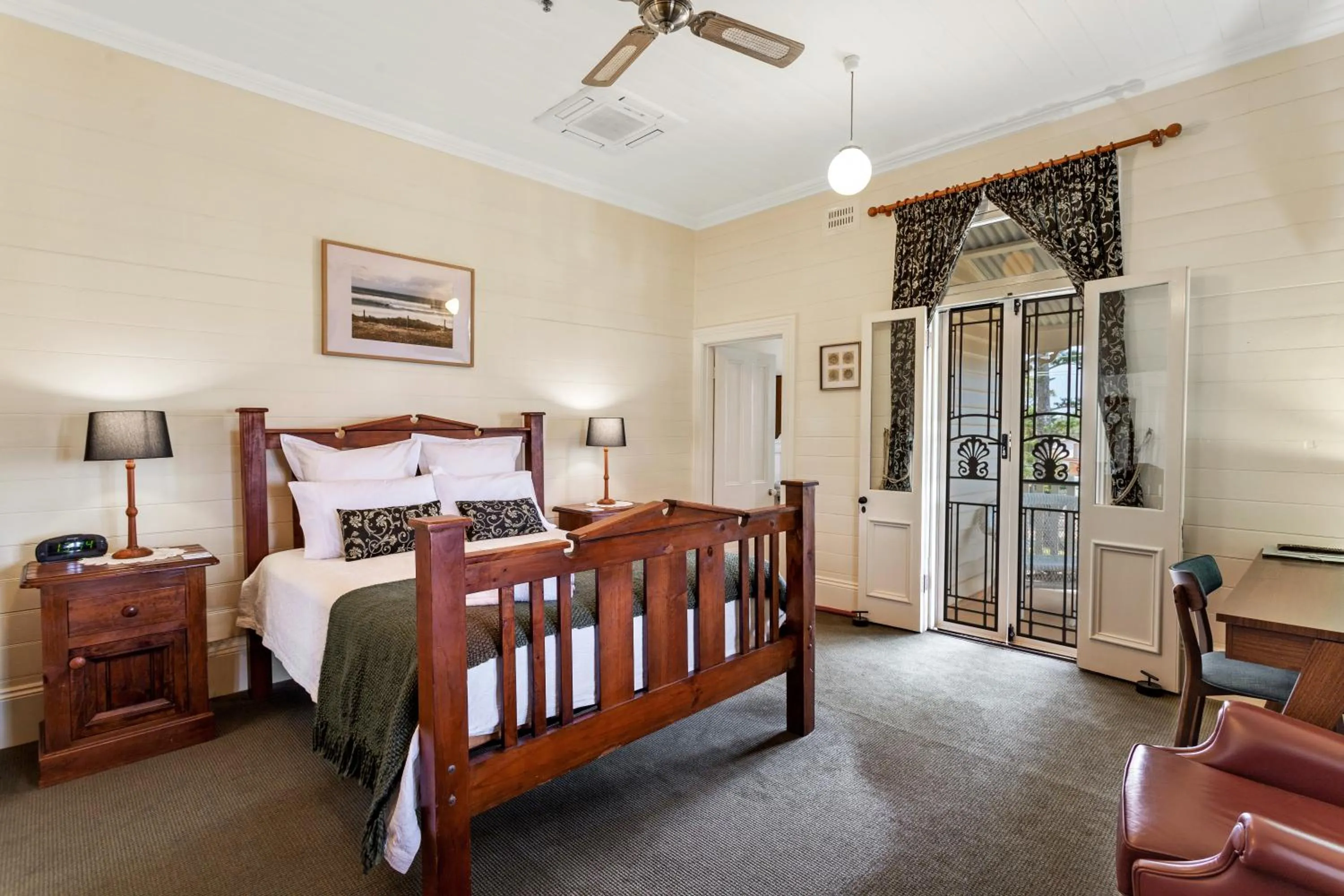 Photo of the whole room, Bed in Riversleigh House