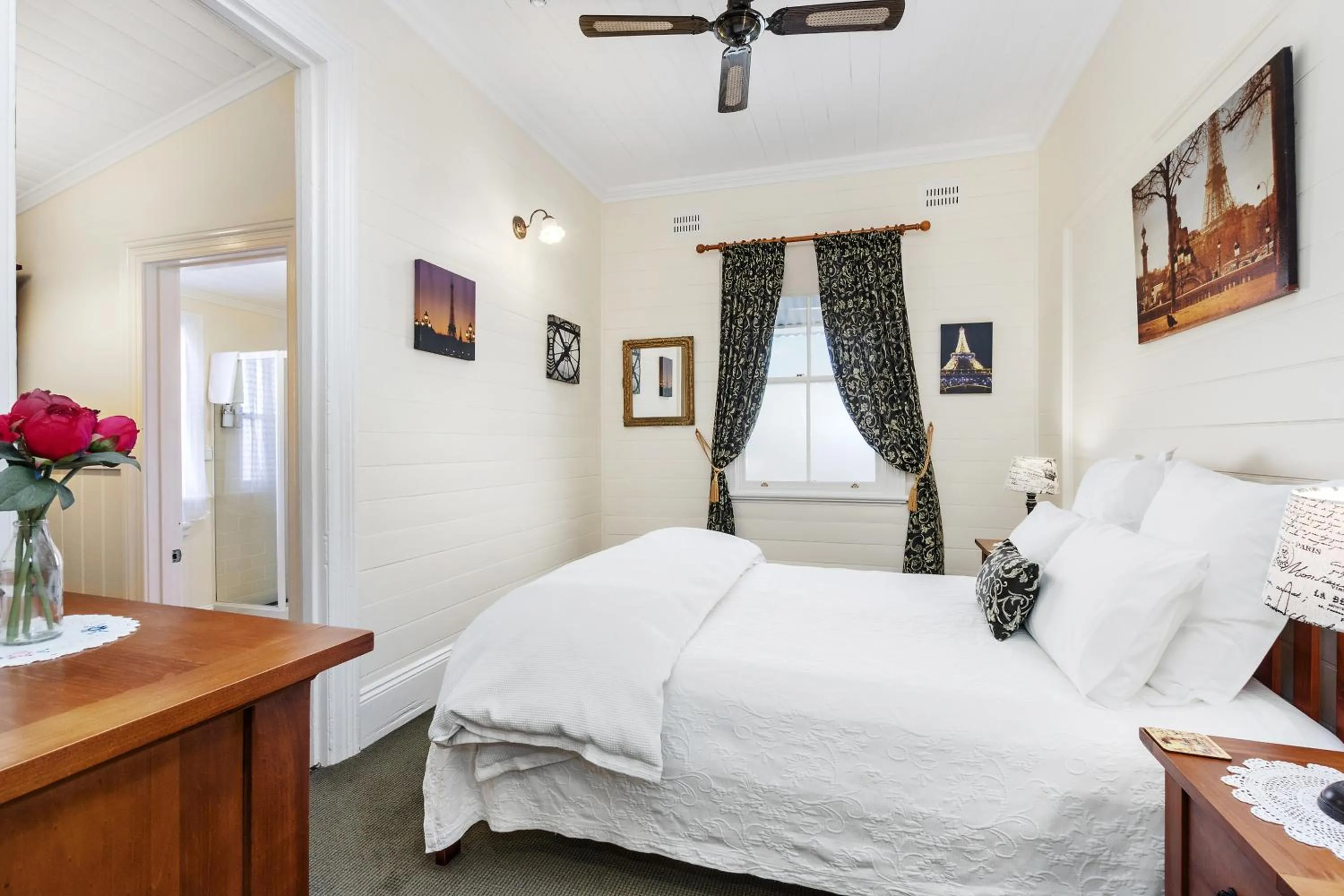 Photo of the whole room, Bed in Riversleigh House