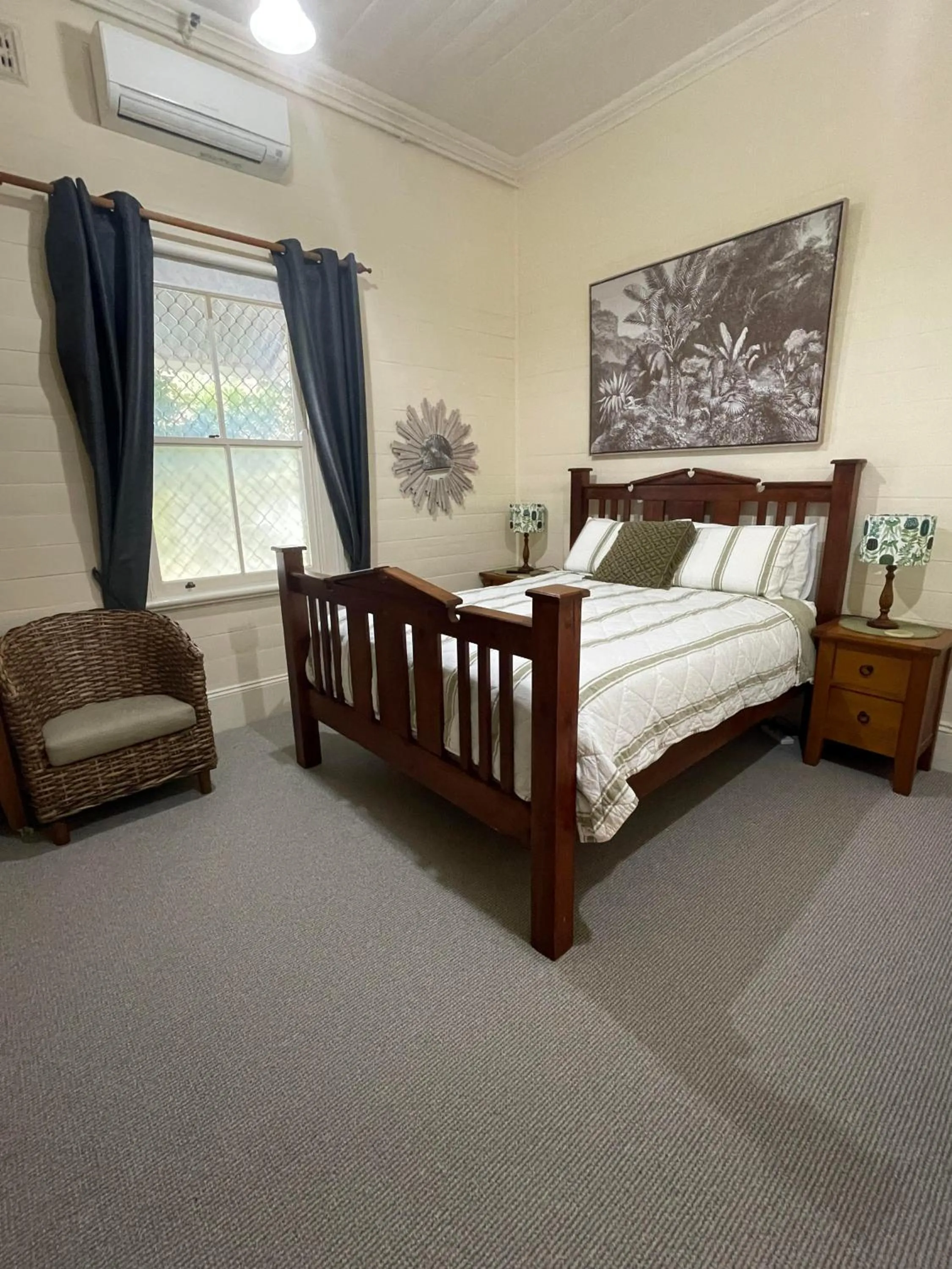 Photo of the whole room, Bed in Riversleigh House