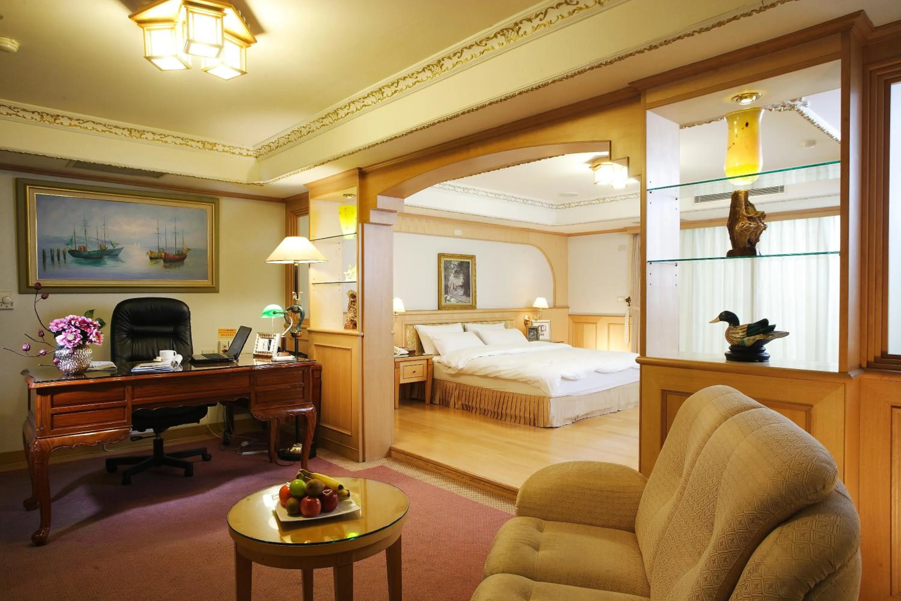 Photo of the whole room, Bed in Kingdom Hotel