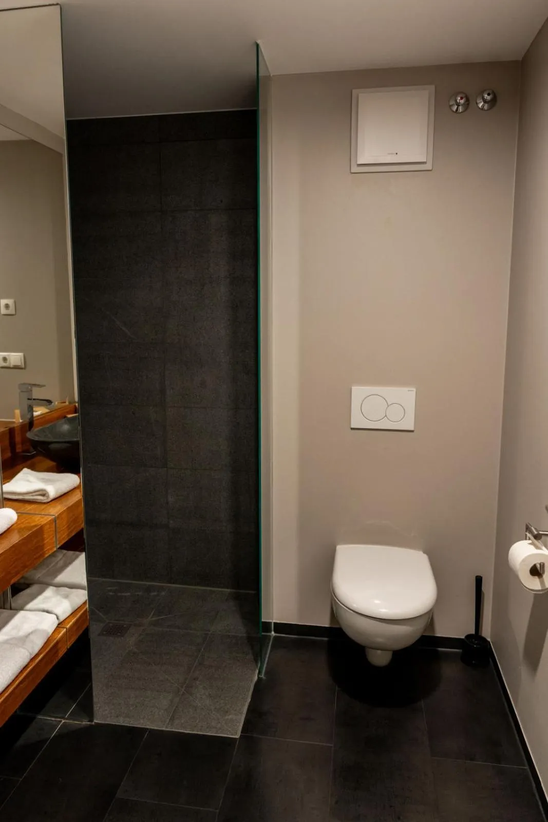 Bathroom, Bed in Restaurant Hotel Zum Storchen