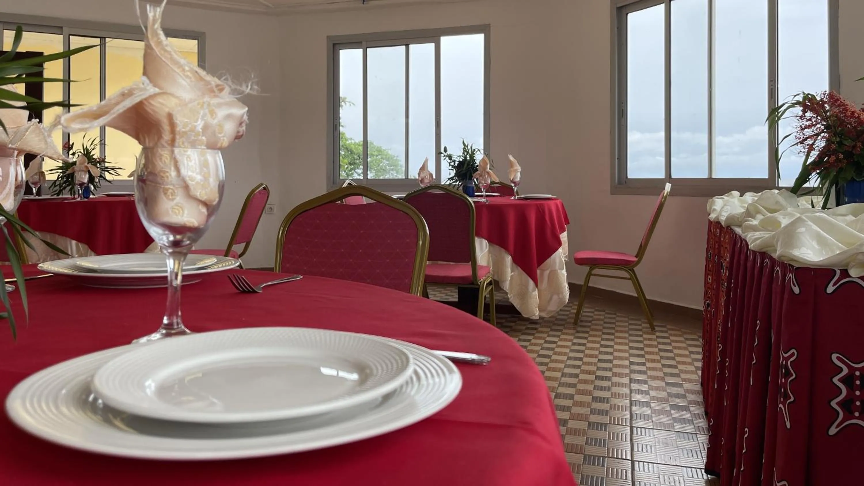 Restaurant/places to eat in Hotel les Polygones Kribi