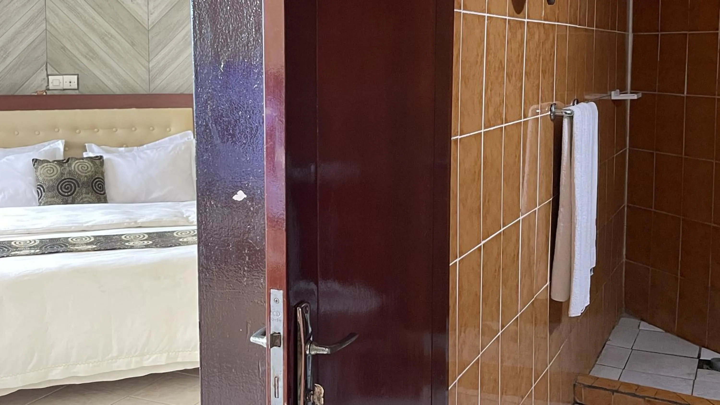 Bathroom, Bed in Hotel les Polygones Kribi