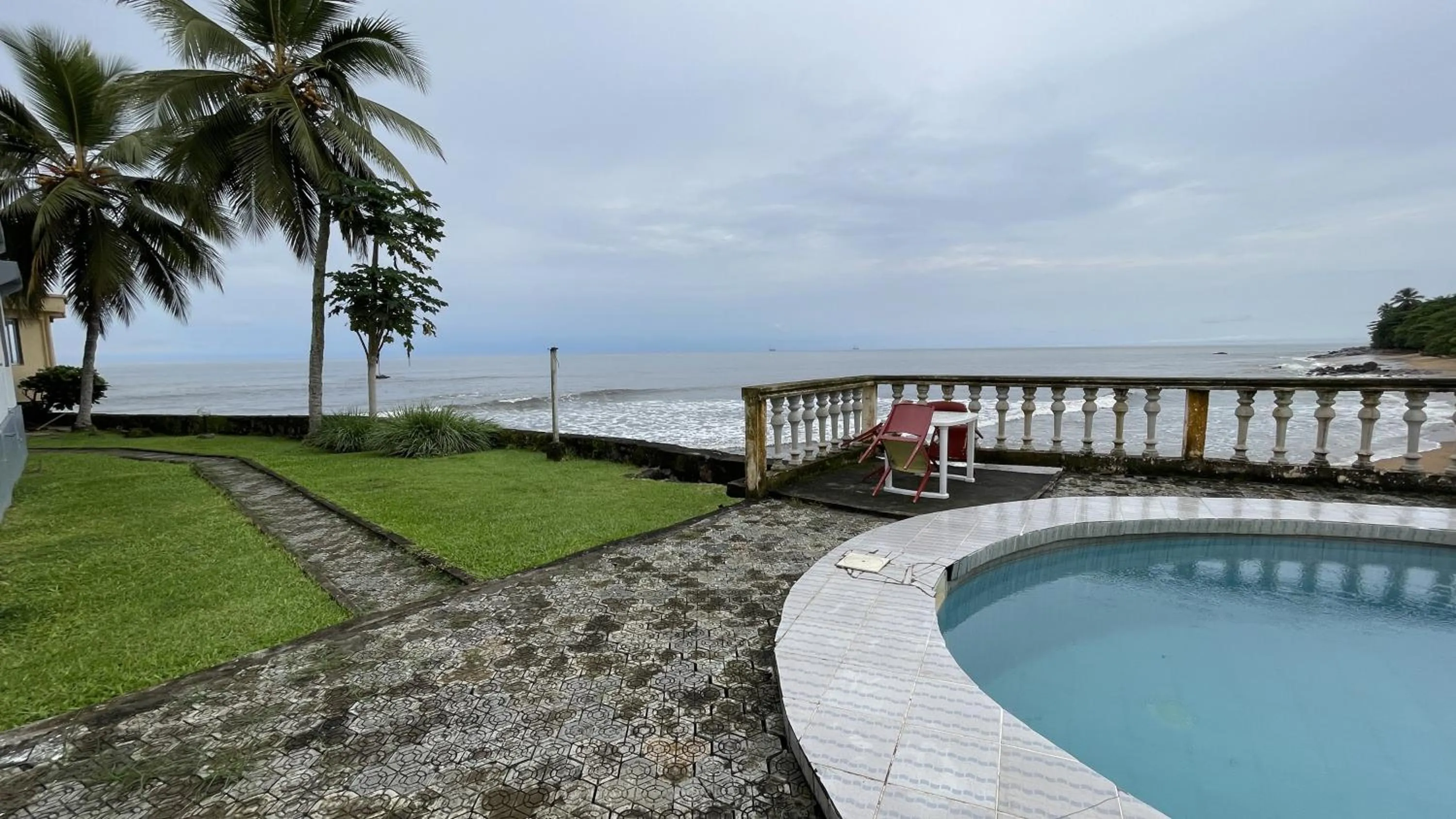Swimming pool in Hotel les Polygones Kribi