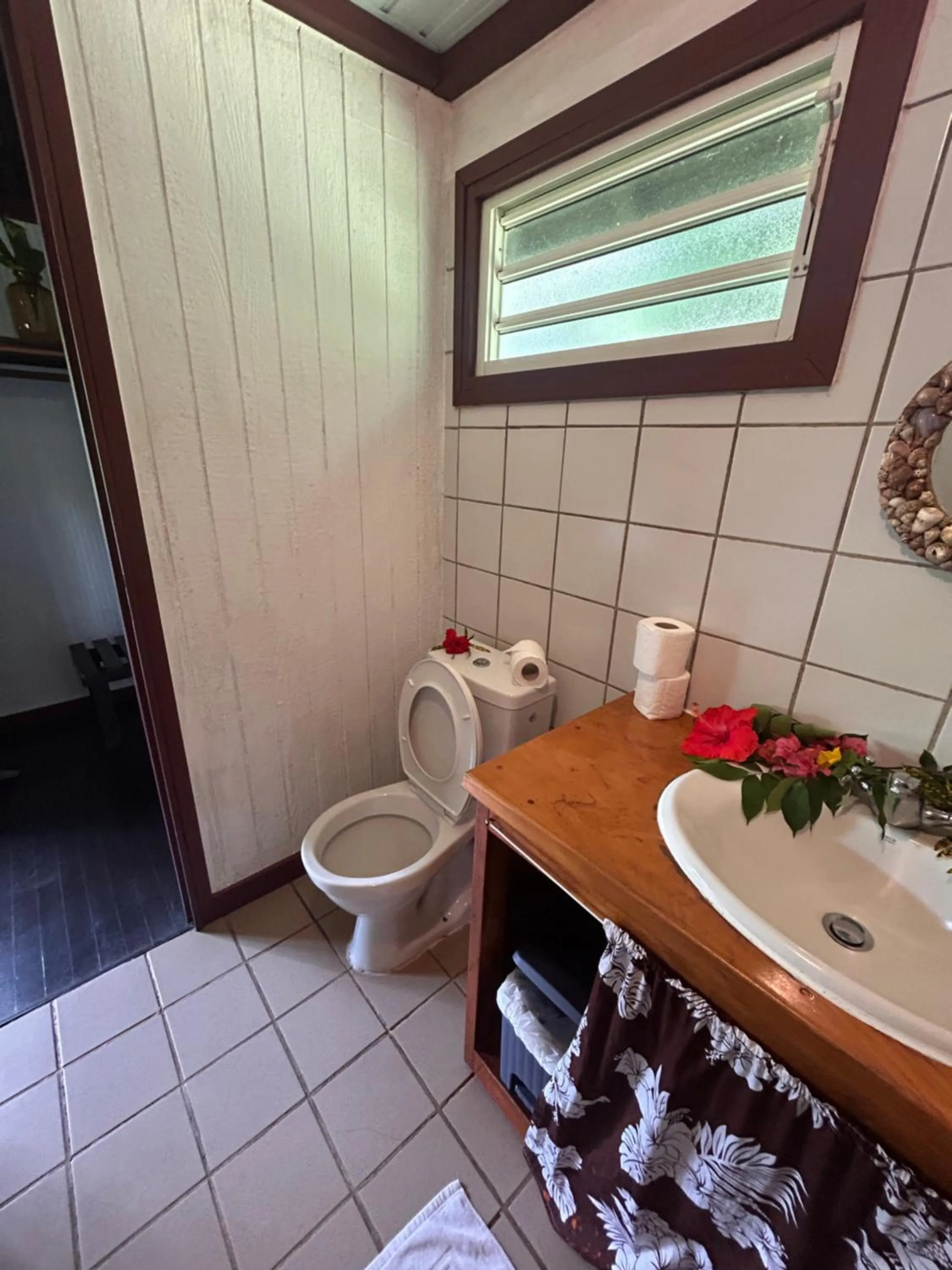 Toilet in Pension Hibiscus Taha'a