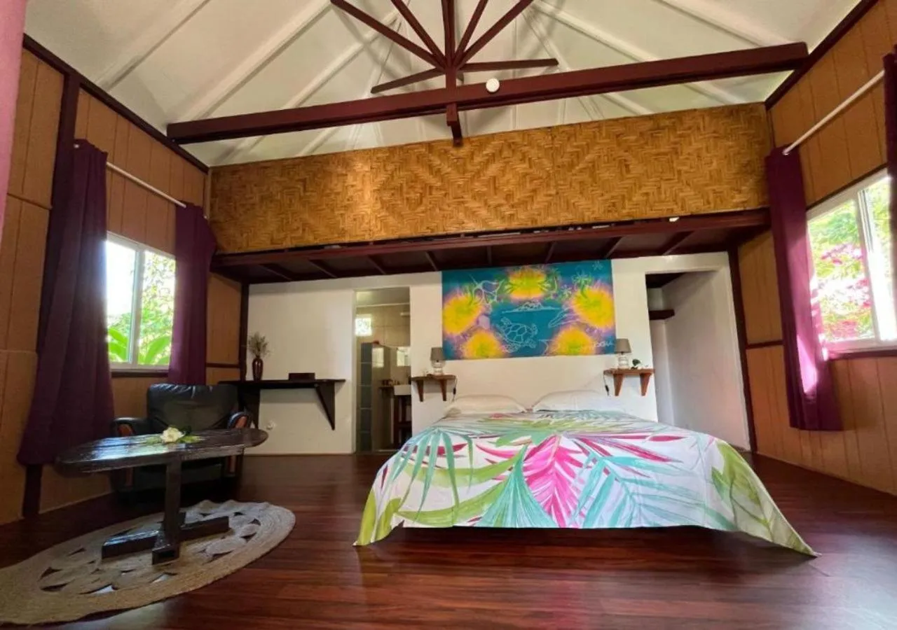 Property building, Bed in Pension Hibiscus Taha'a