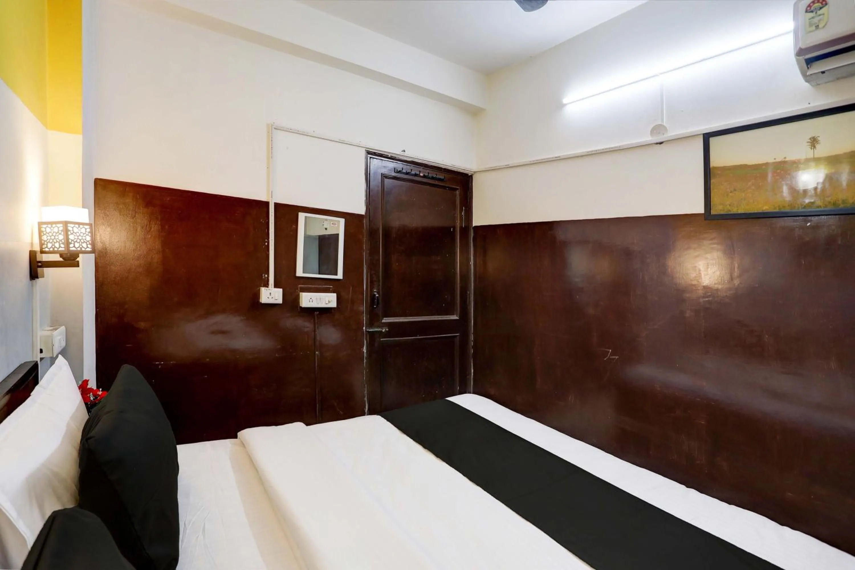 Facade/entrance, Bed in Hotel O Green Park Residency