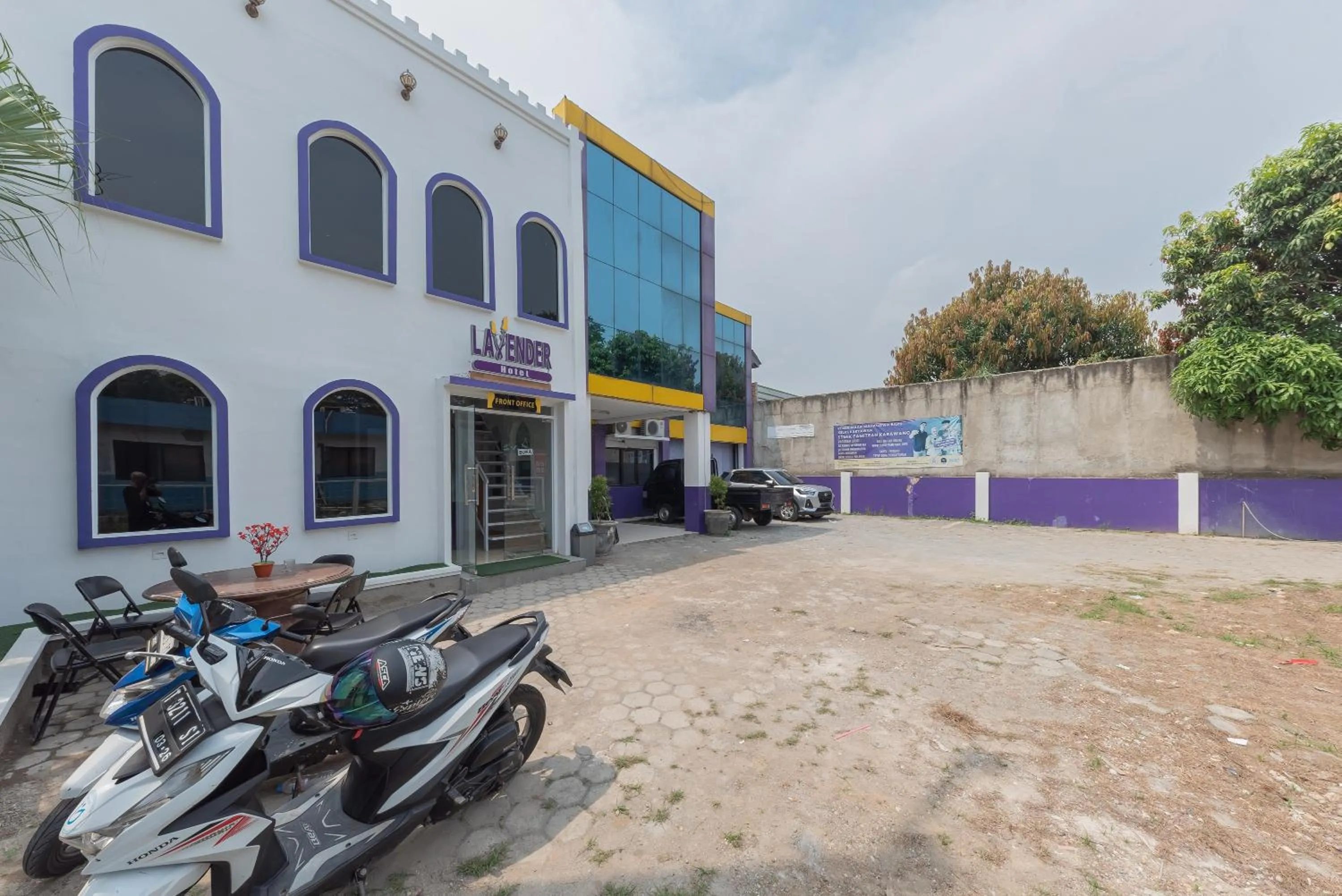 Property building in RedDoorz at Jalan Pangkal Perjuangan Karawang