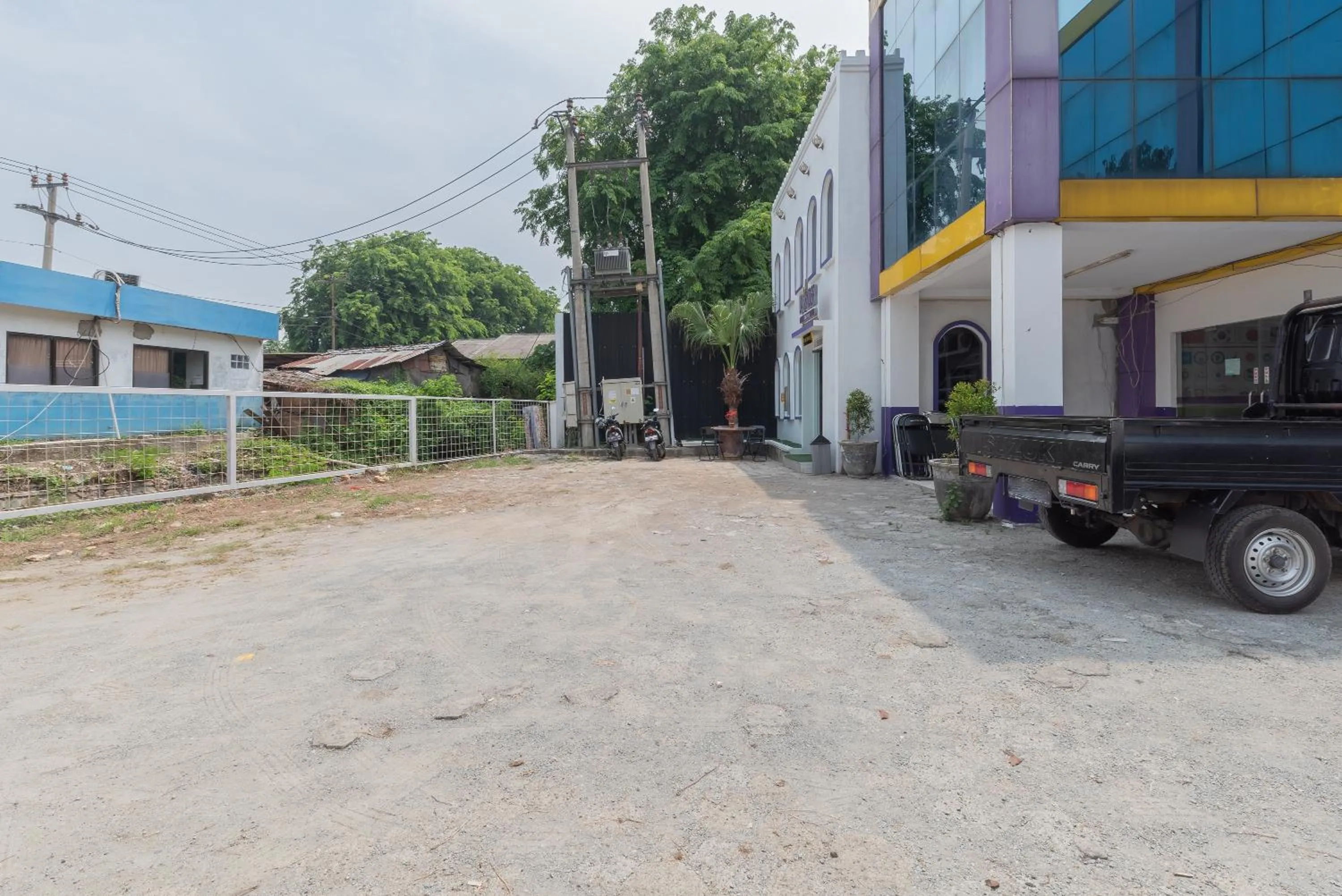 Property building in RedDoorz at Jalan Pangkal Perjuangan Karawang