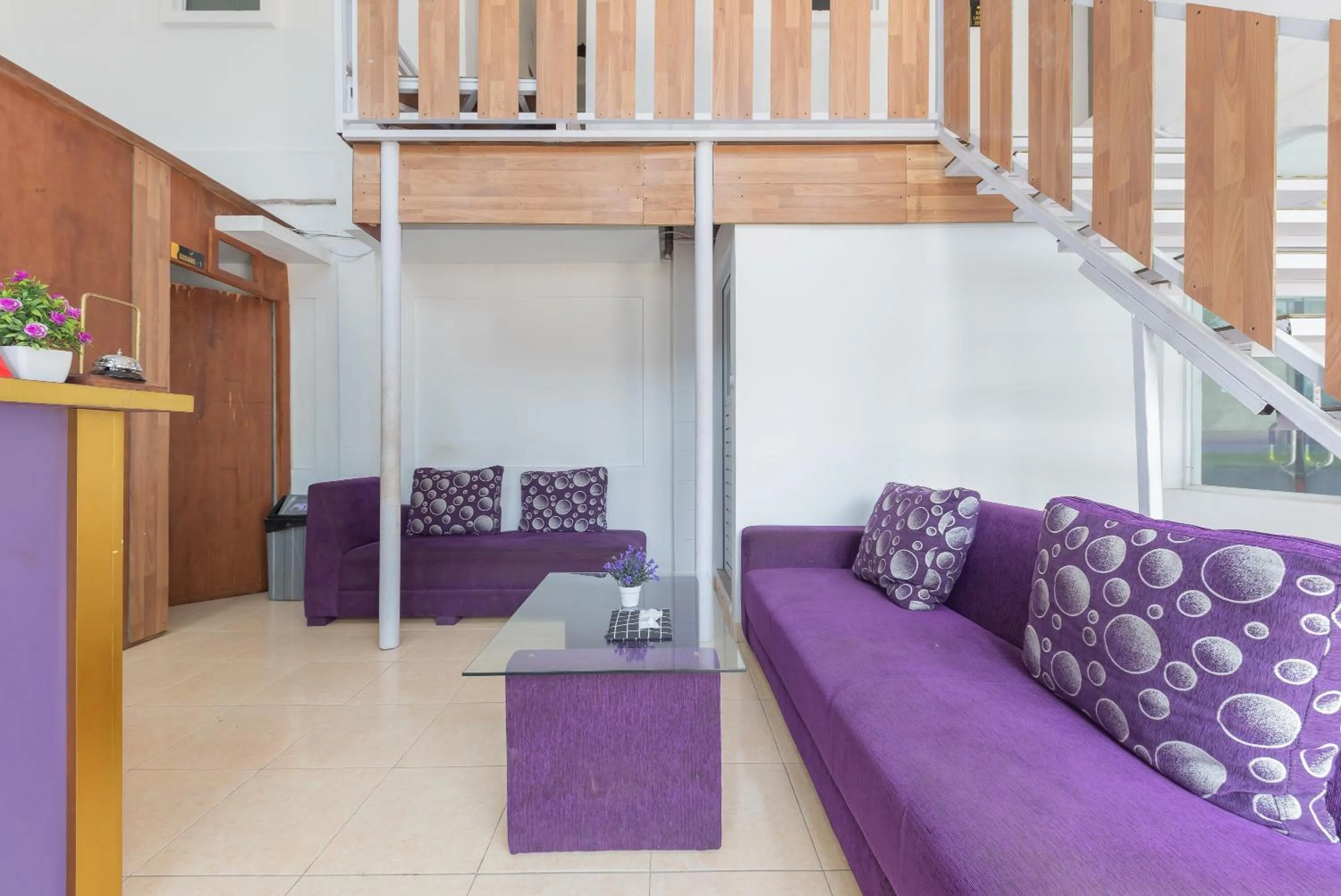 Seating area in RedDoorz at Jalan Pangkal Perjuangan Karawang