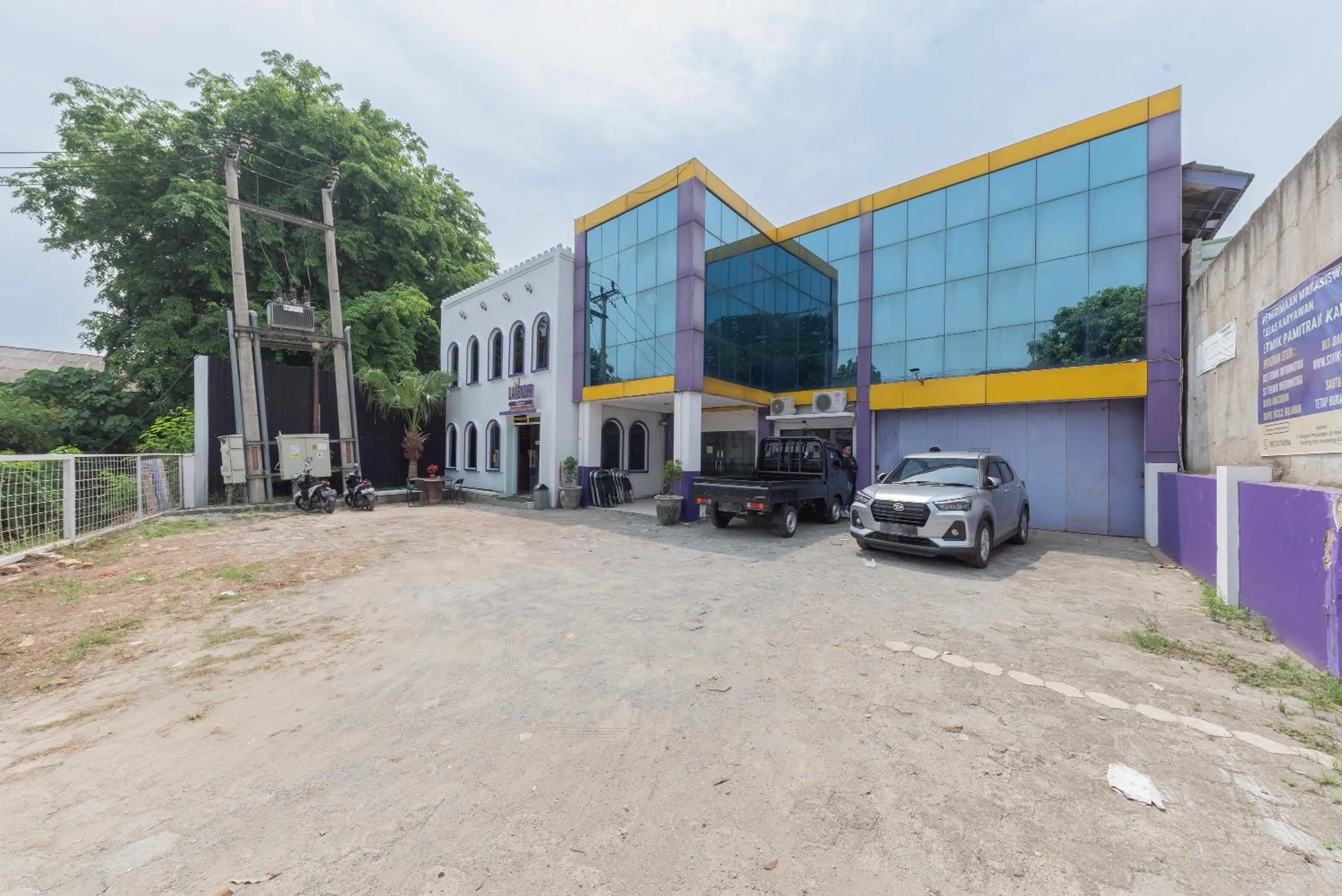 Property building in RedDoorz at Jalan Pangkal Perjuangan Karawang