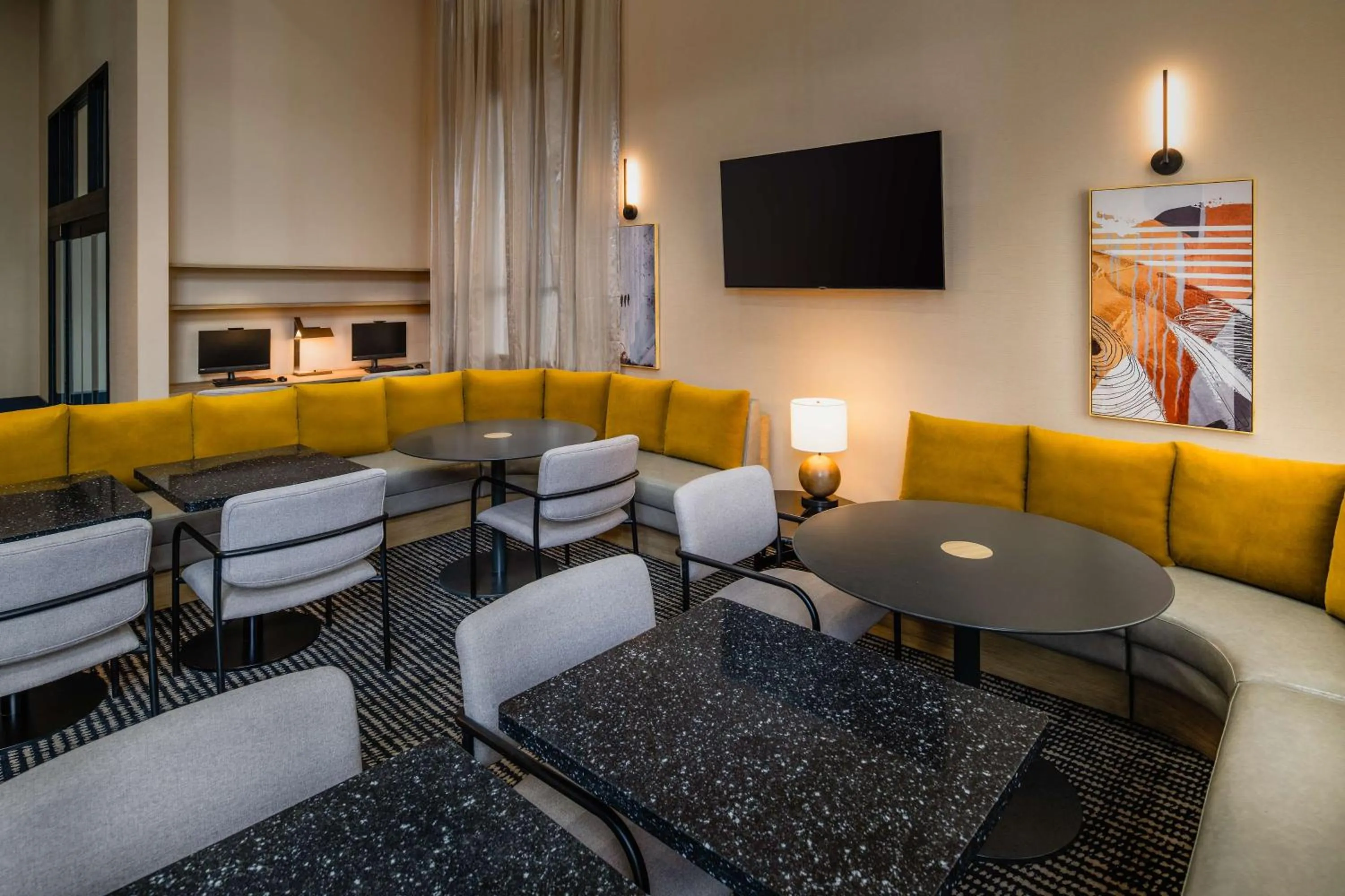 Communal lounge/ TV room in Hyatt Place Nashville/Green Hills