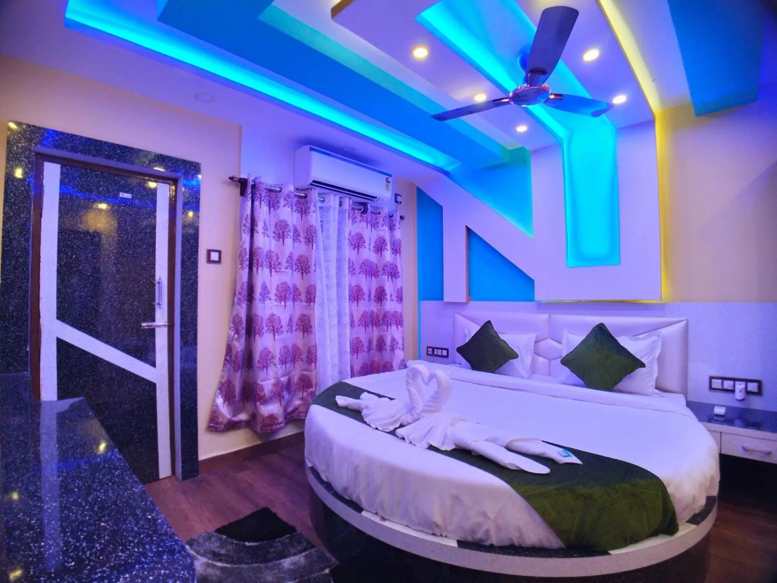 Bed in THE PELICAN BEACH RESORT