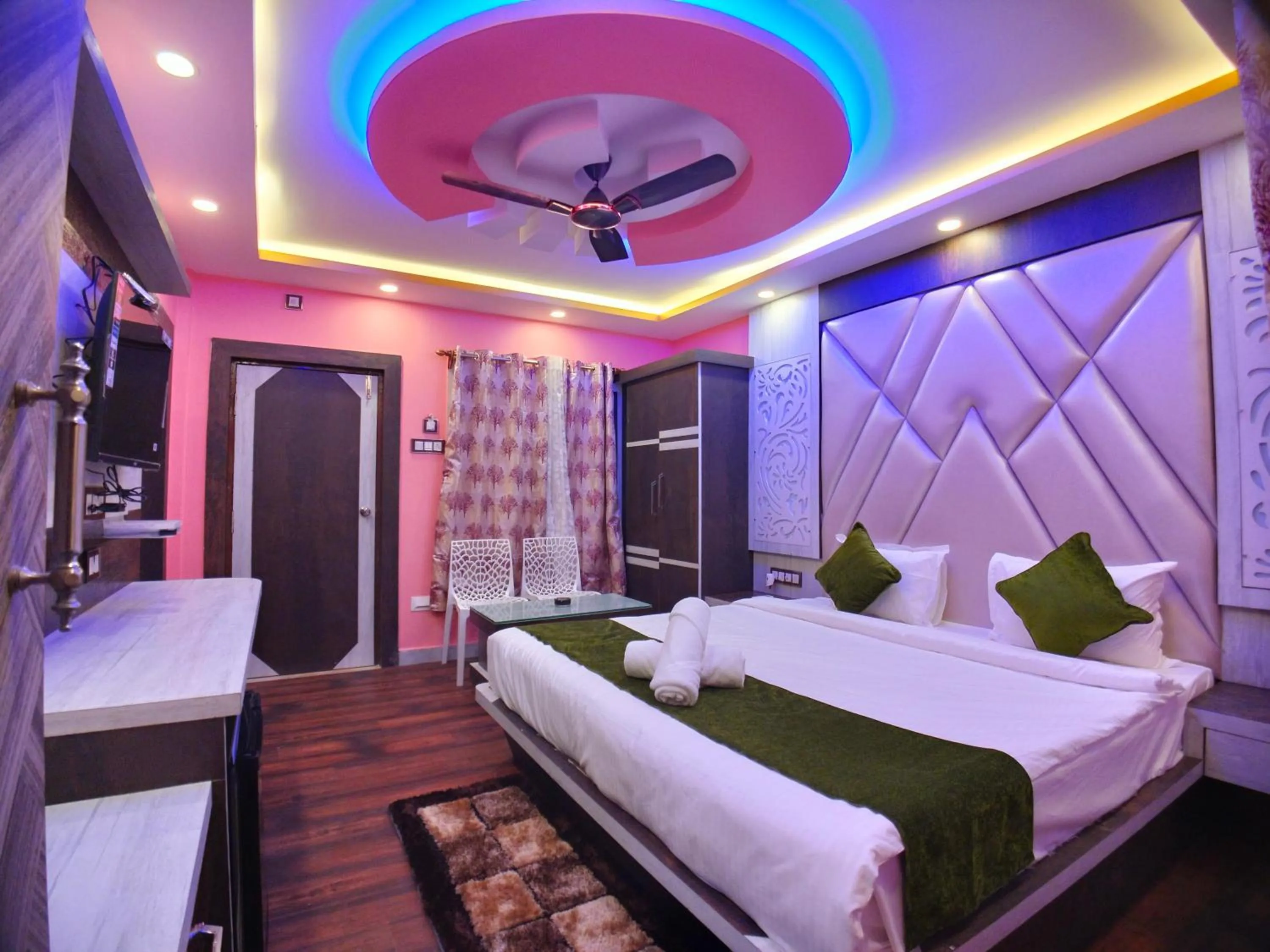 Bed in THE PELICAN BEACH RESORT