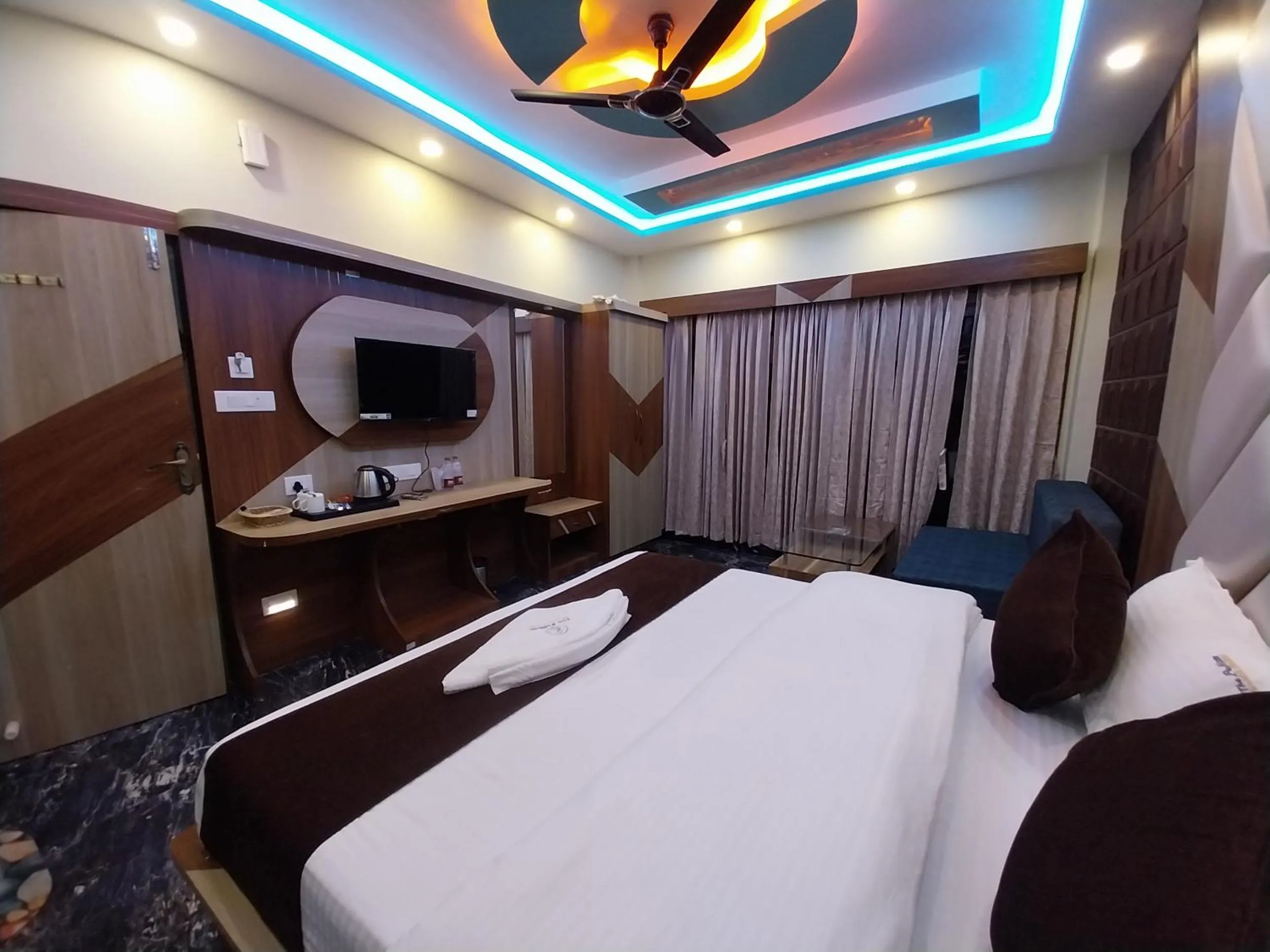 Living room, Bed in THE PELICAN BEACH RESORT