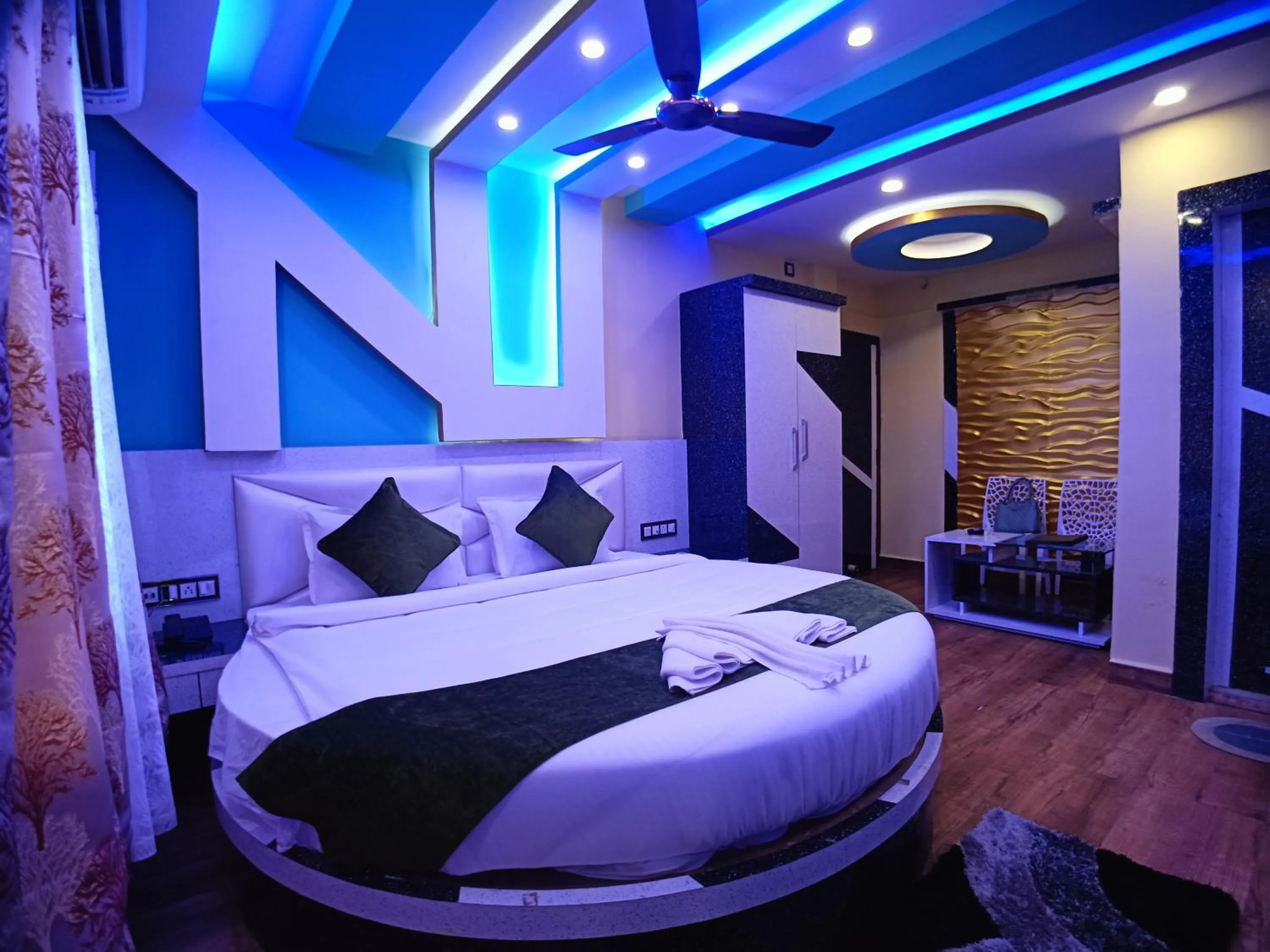 Bed in THE PELICAN BEACH RESORT