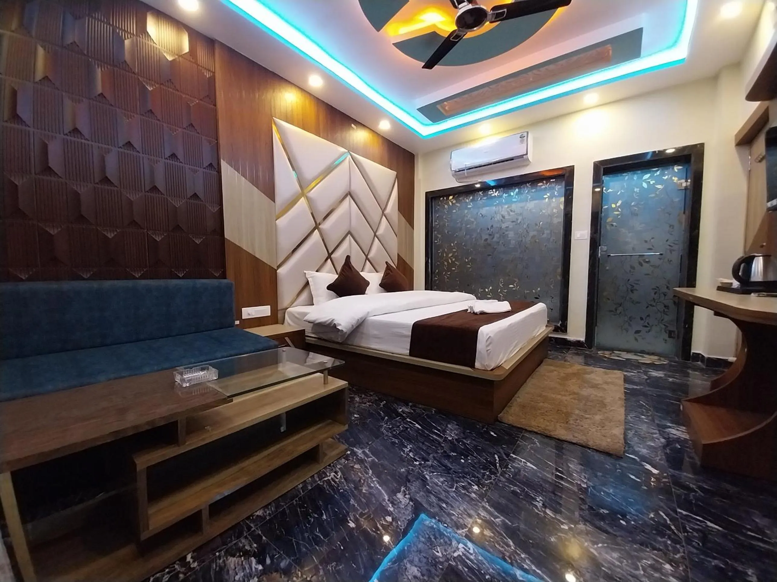 Photo of the whole room, Bed in THE PELICAN BEACH RESORT