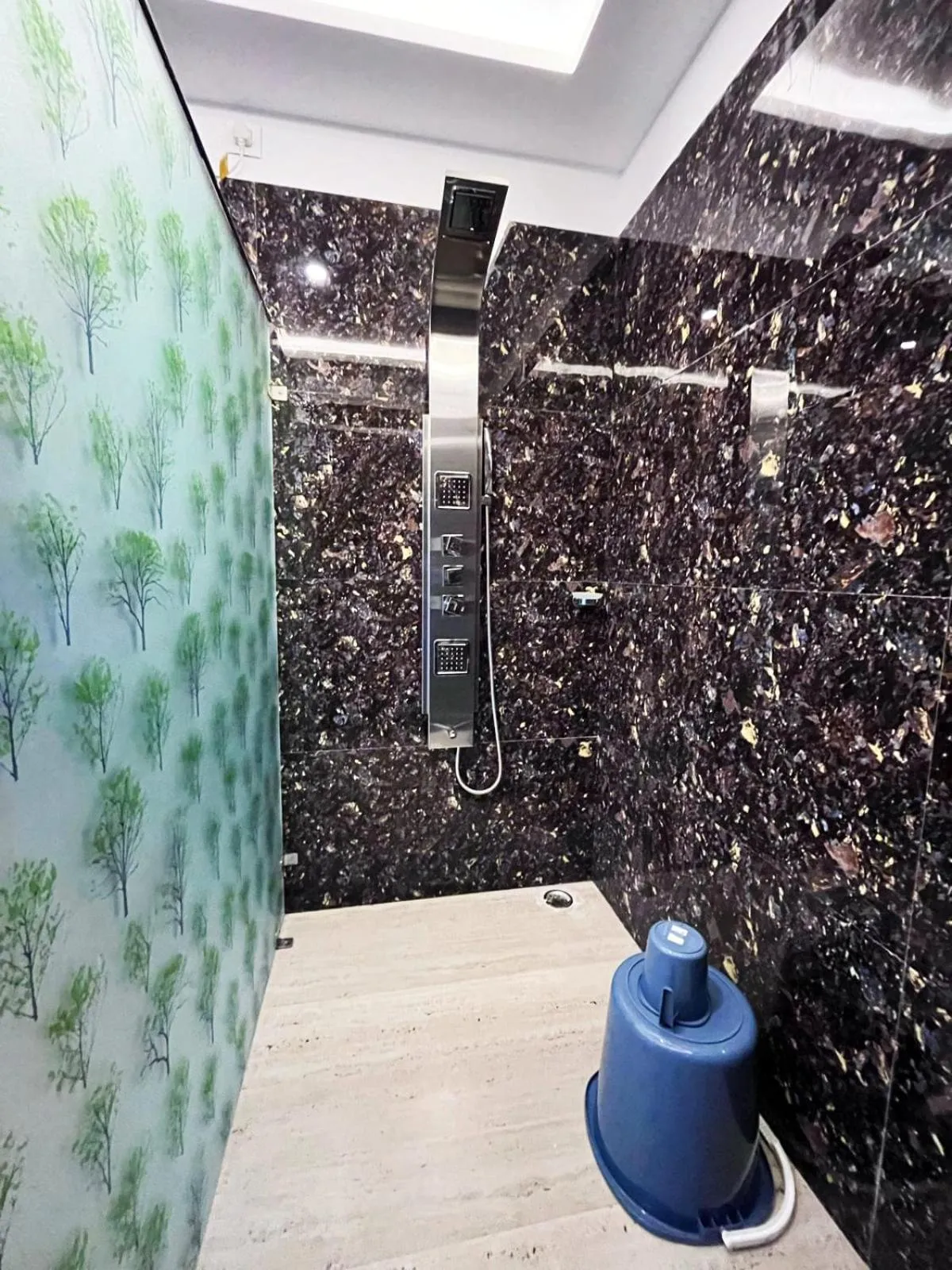 Shower in THE PELICAN BEACH RESORT