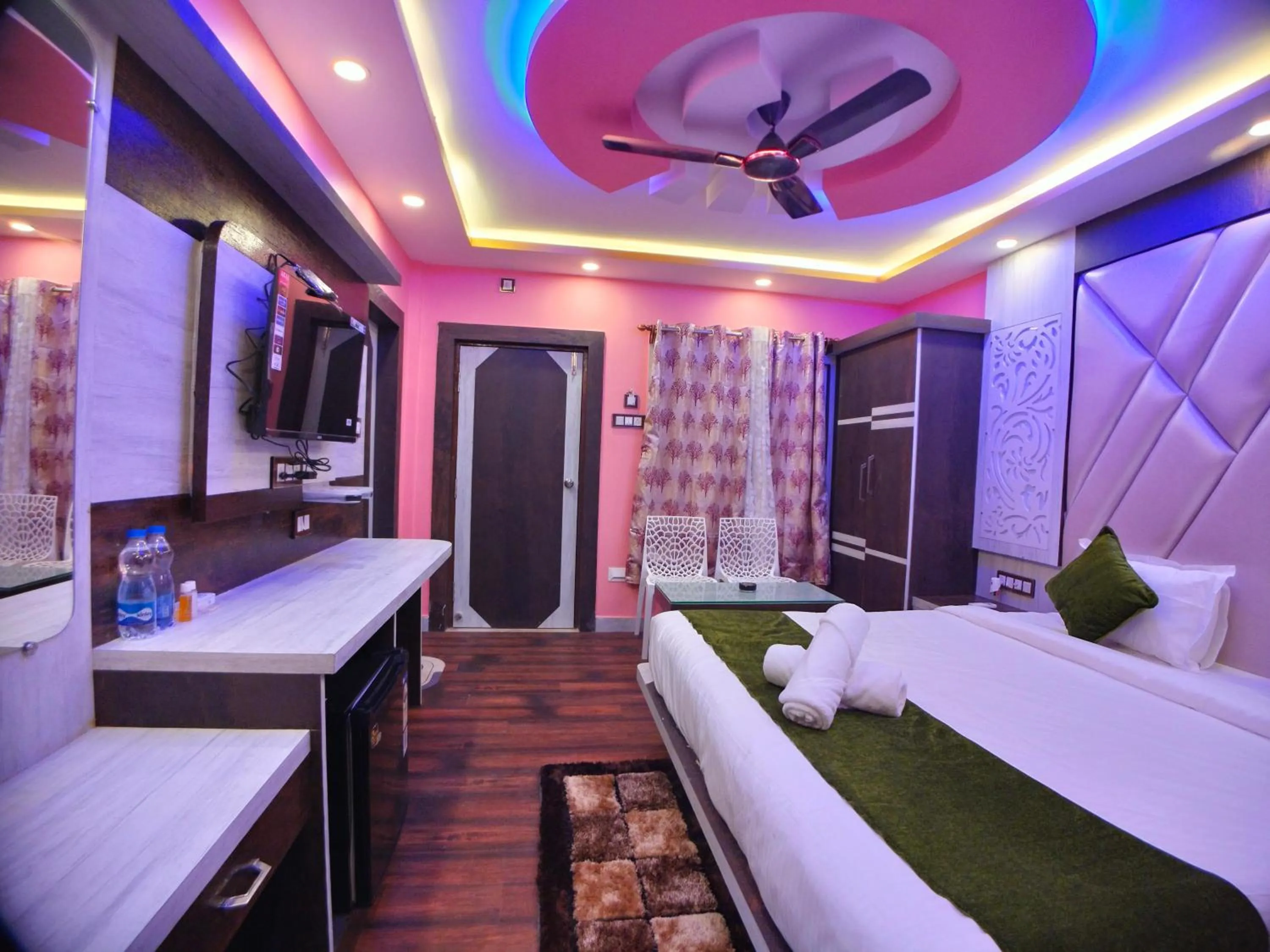 Communal lounge/ TV room, Bed in THE PELICAN BEACH RESORT