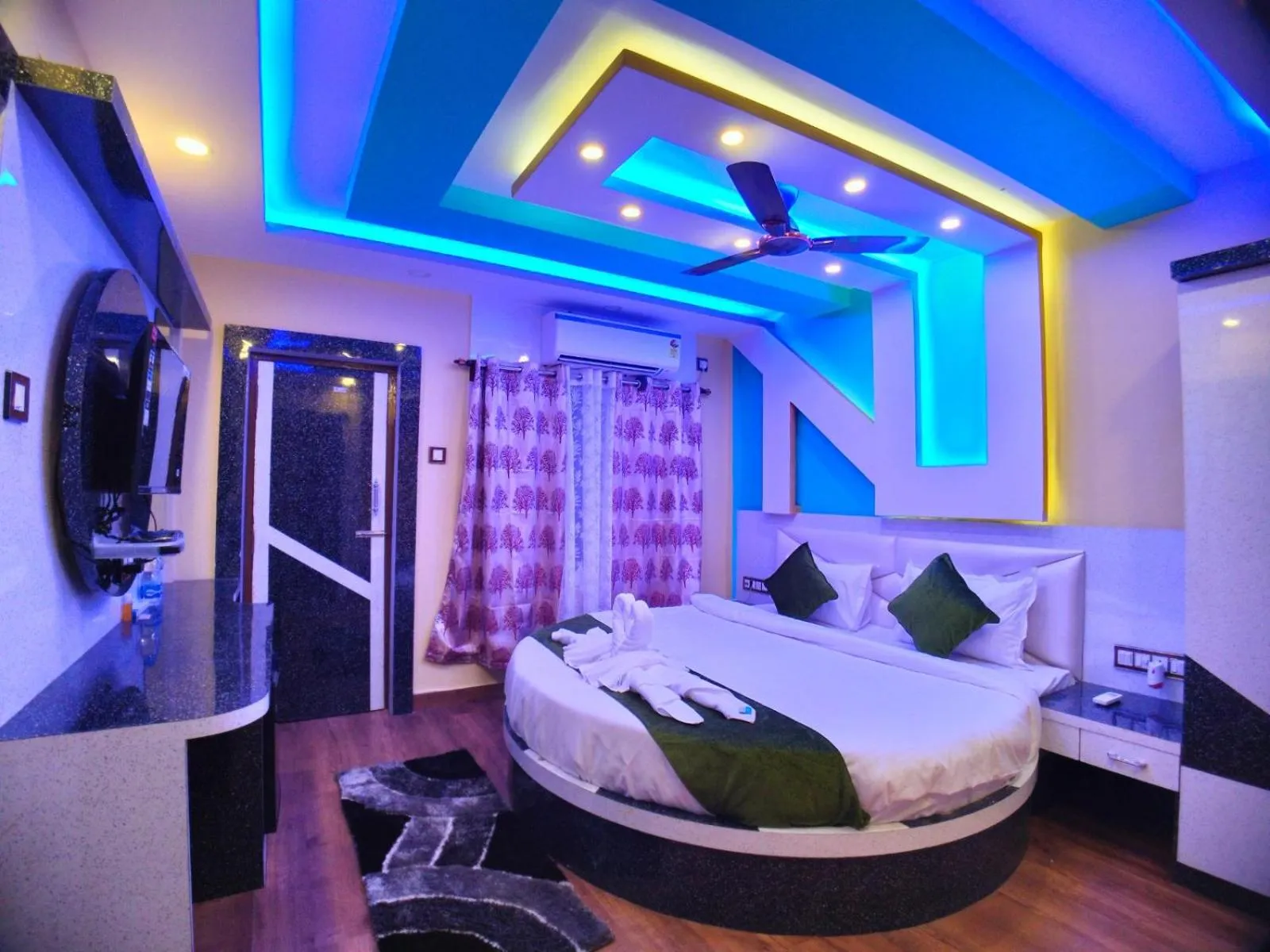 Photo of the whole room, Bed in THE PELICAN BEACH RESORT