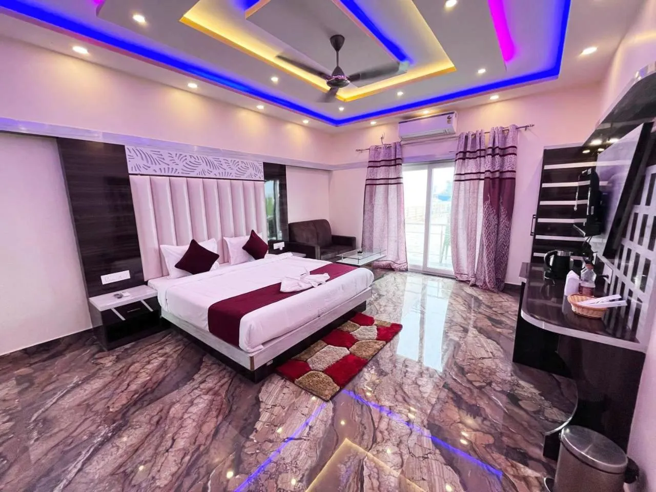 Bed in THE PELICAN BEACH RESORT