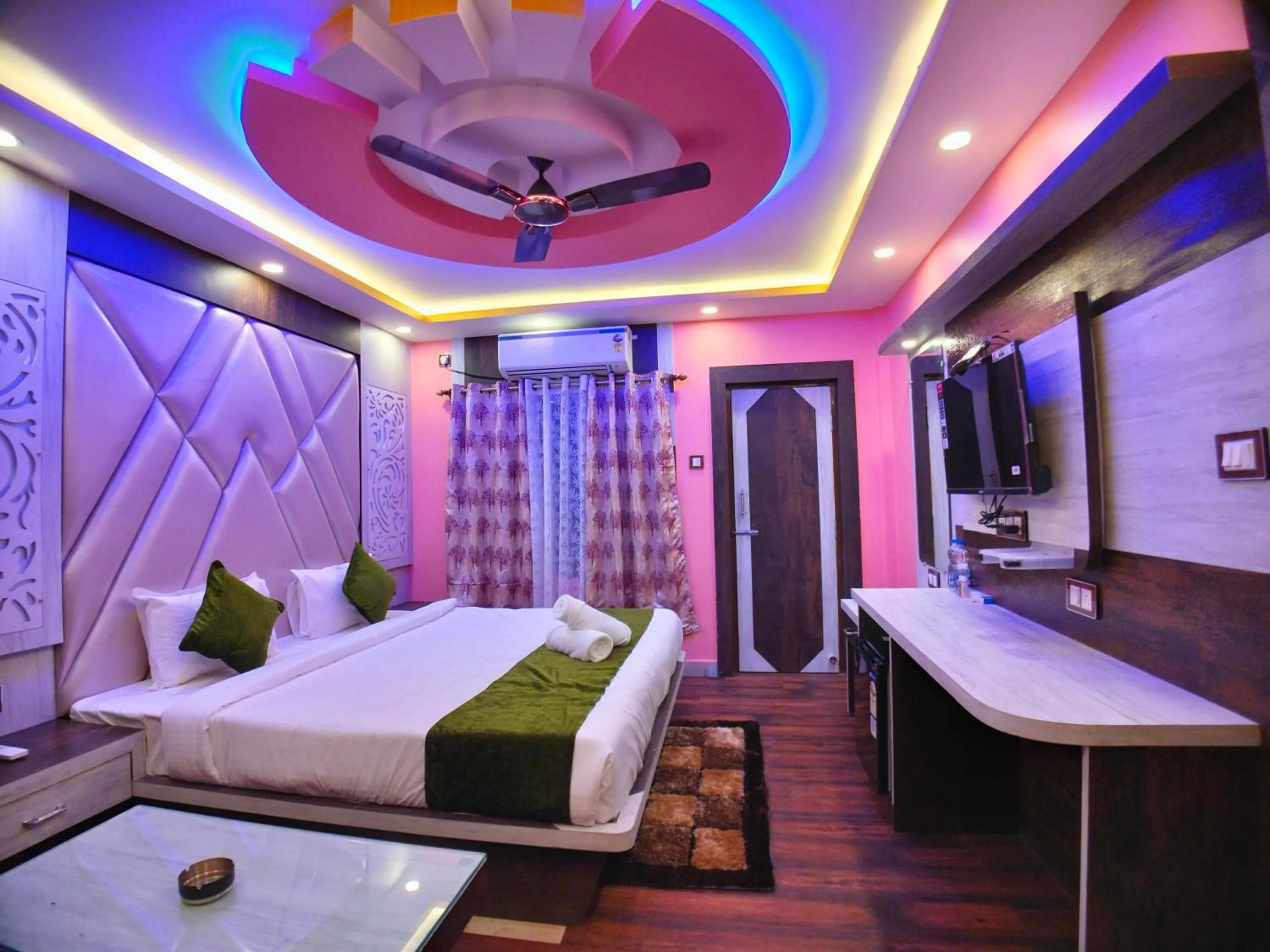 Bed in THE PELICAN BEACH RESORT