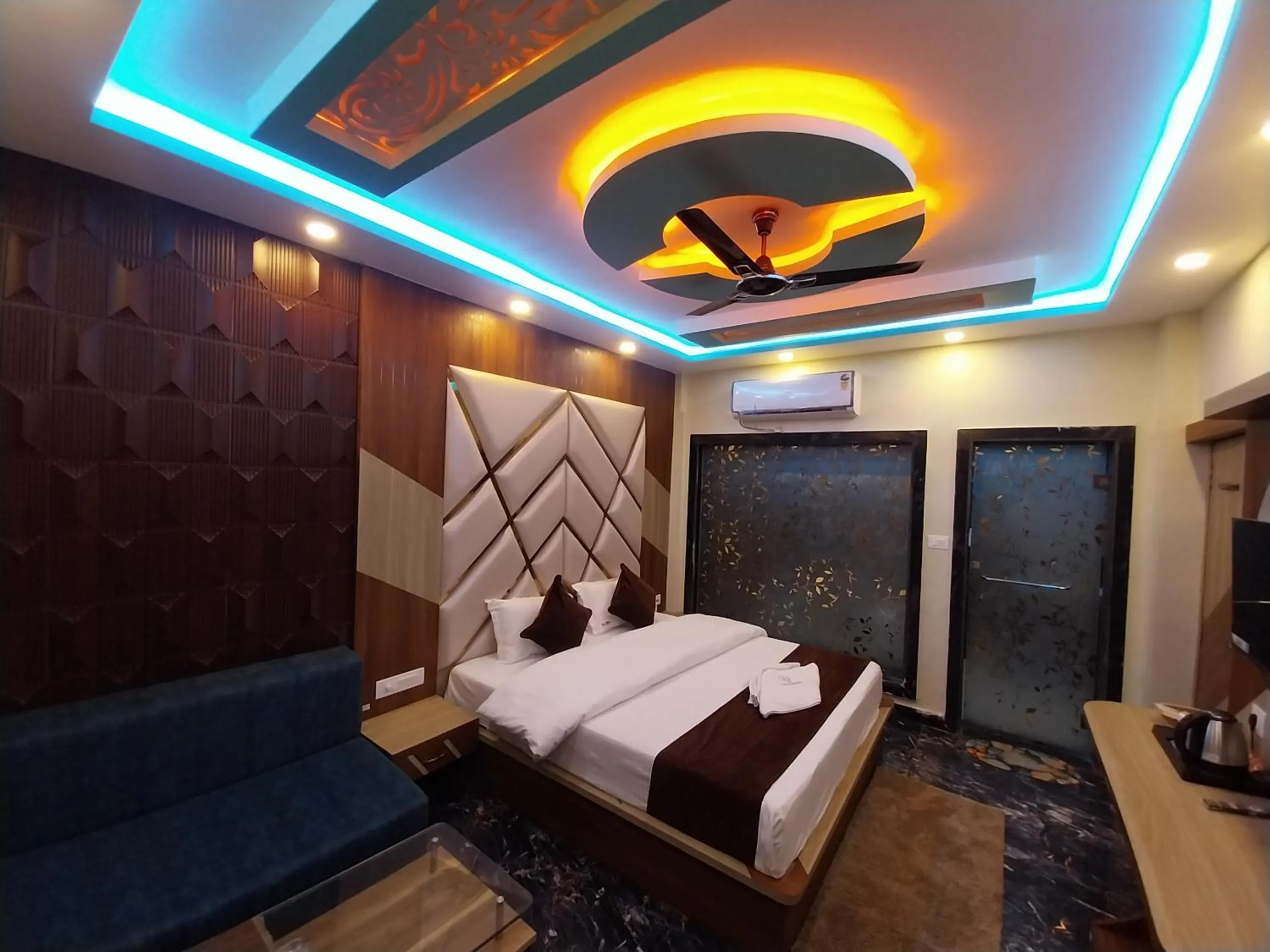 Photo of the whole room, Bed in THE PELICAN BEACH RESORT