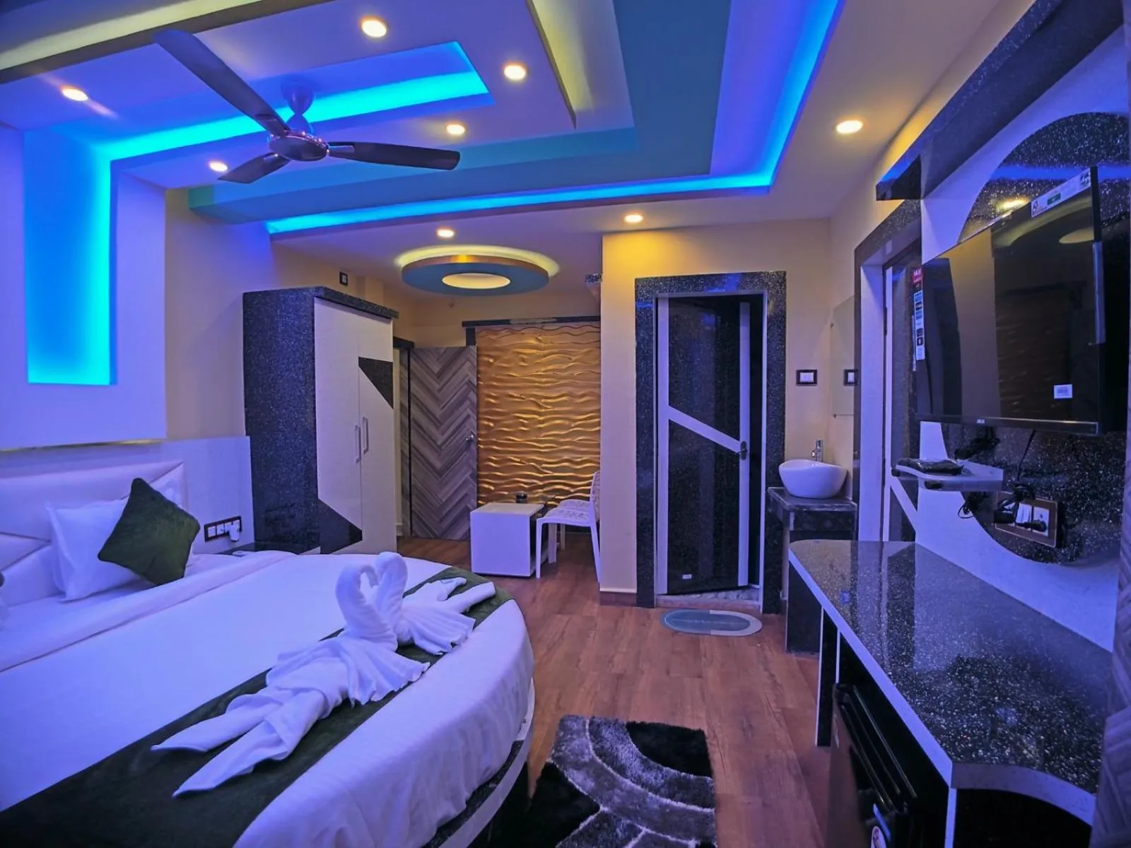 Bedroom, Bed in THE PELICAN BEACH RESORT