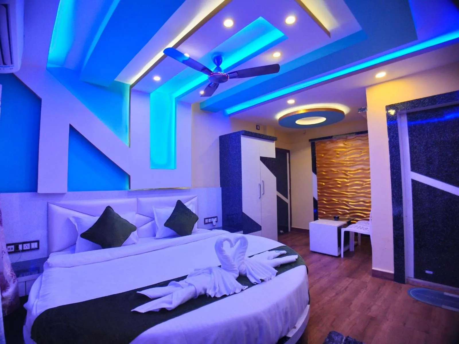 Bedroom, Bed in THE PELICAN BEACH RESORT