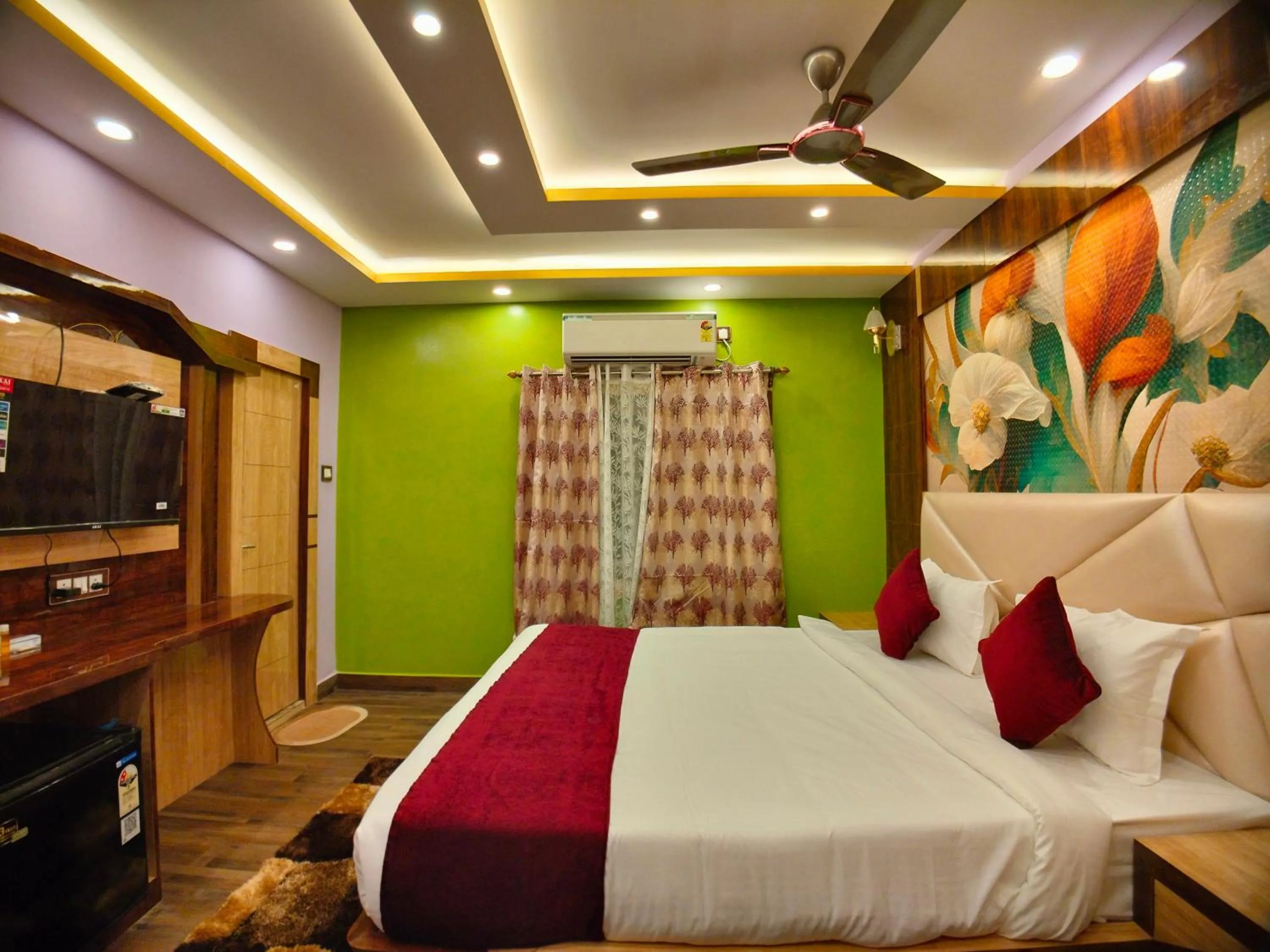 Communal lounge/ TV room, Bed in THE PELICAN BEACH RESORT