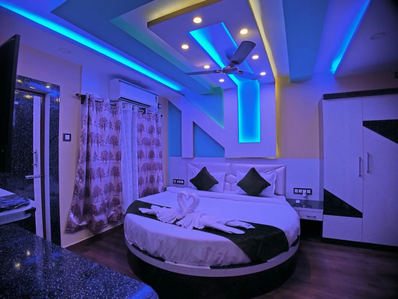 Photo of the whole room, Bed in THE PELICAN BEACH RESORT