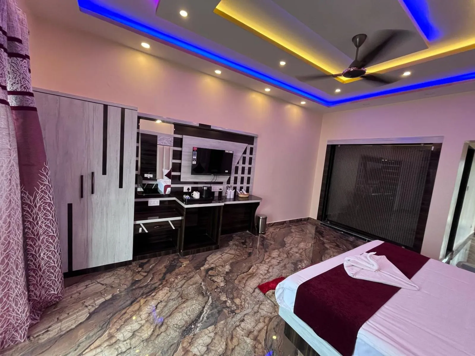 Bed in THE PELICAN BEACH RESORT