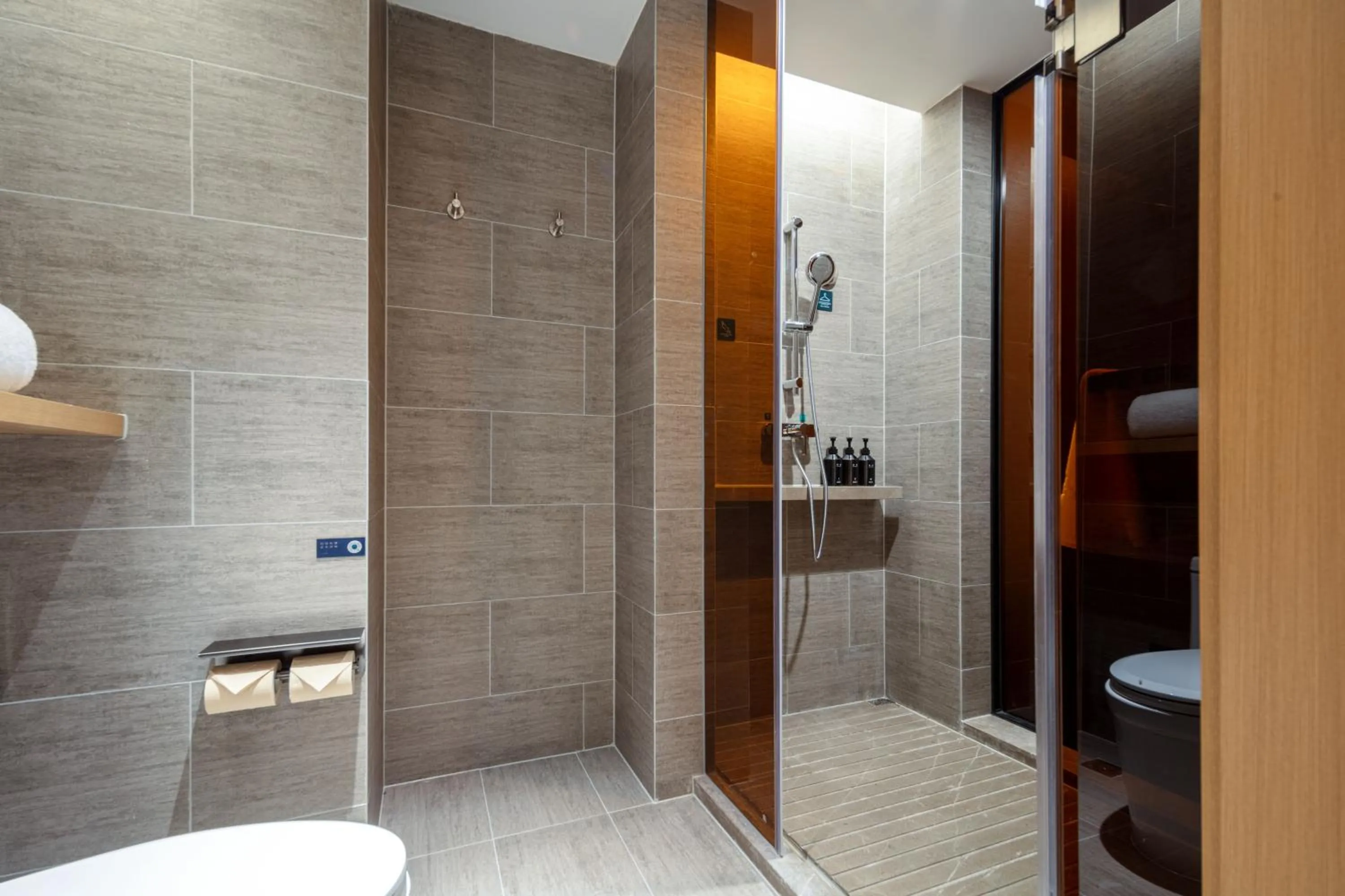 Shower in Atour Hotel Meizhou West Station R&F Center