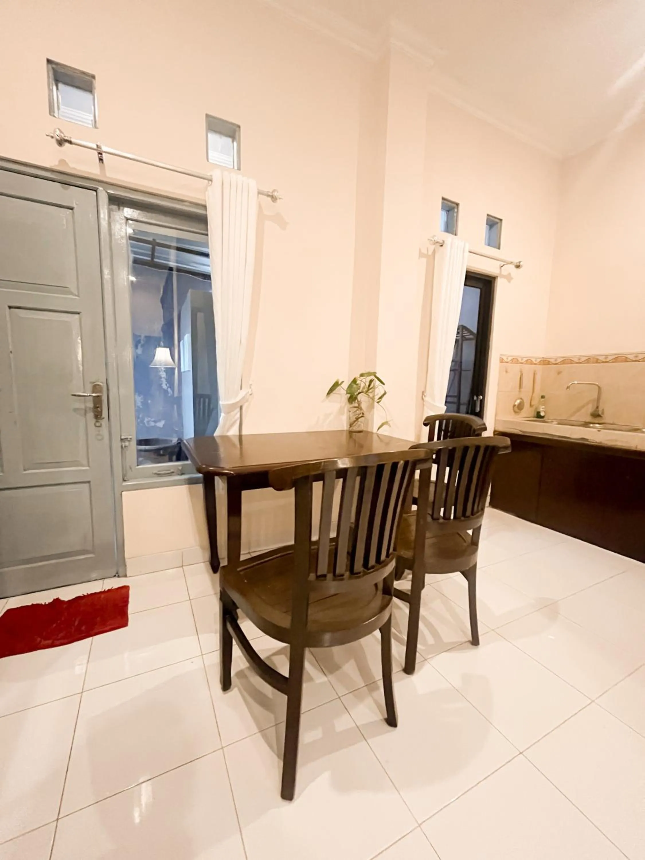 Seating area in Homestay Kamar Tamu Gedongkiwo