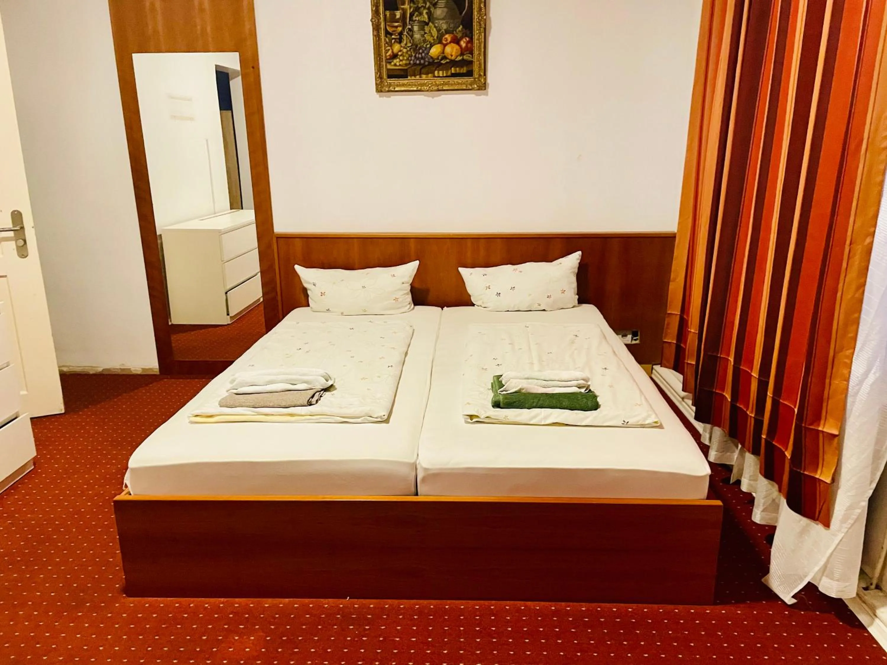 Double Room with Private Bathroom in Pension De Lux Augsburg