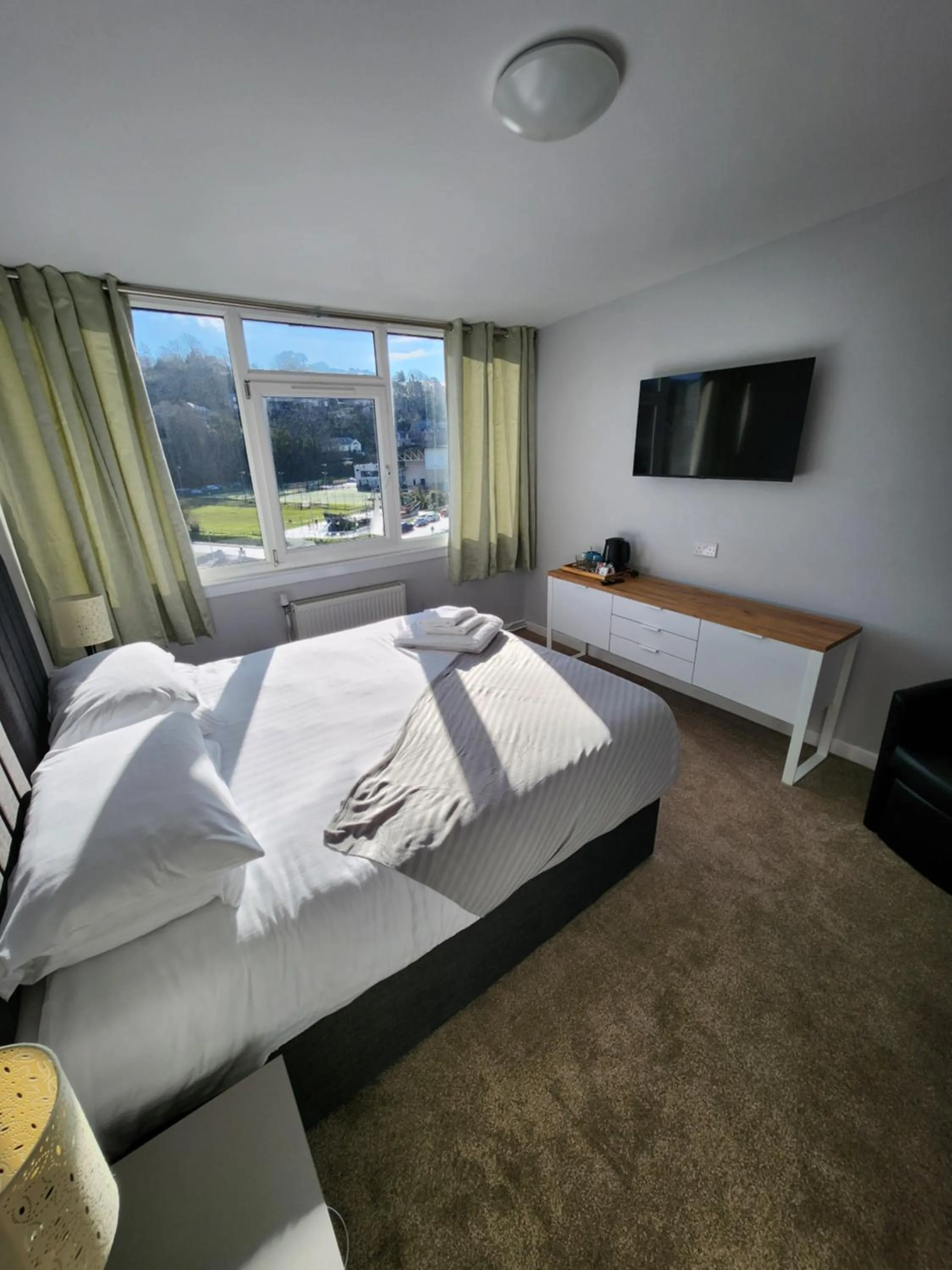 Bedroom, Bed in King's Knoll Hotel